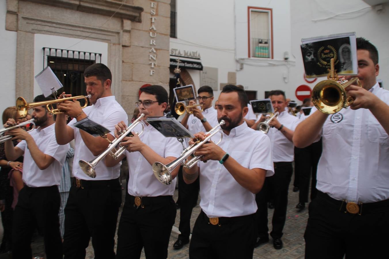 Jerez de los Caballeros celebró ayer la festividad del Corpus Christi en medio de un ambiente de solemnidad y convivencia del que fueron partícipes cientos de personas.La iglesia visigoda de Santa María de la Encarnación, llena de fieles, acogió la celebración de la Eucaristía que dió paso a la procesión acompañando la Santa Custodia en el magnífico templete de la iglesia de San Miguel, sobre las andas de la Virgen de Aguasantas y portada por costaleros y costaleras de la recién Asociación creada en esta ciudad. El párroco, Antonio María Rejano, destacó la significación de esta procesión, lamás grande, dijo, «porque Jesús sale a nuestras vidas, a nuestro encuentro y nosotros le acompañamos». Al término de la misa, incidió en el agradecimiento a todas las personas que han participado para hacer posible su desarrollo, trabajando desde la jornada del sábado en la elaboración de las preciosas alfombras de sal teñida de colores, que lucieron en las calles del centro de Jerez. El agradecimiento fue especial para los padres y madres de los niños y niñas que han hecho la Primera Comunión, para éstos mismos, también para catequistas, Cofradías y Hermandades, la Asociación del costaleros y costaleras de la Semana Santa de Jerez de los Caballeros, Ayuntamiento, Policía Local, grupos y personas de la parroquia.Autoridades civiles en representación del Ayuntamiento, Policía Local y Guardia Civil, acompañaron el desarrollo de la procesión junto a representantes de todas las cofradías y hermandades jerezanas y el protagonismo de los más de 80 niños y niñas que este año han celebrado su Primera Comunión.  A lo largo de todo el recorrido se instalaron distintos altares, también con la colaboración de vecinos y centros como la Residencia de Mayores Hernando de Soto. Los magníficos sones de la Agrupación Musical 'Nuestro Padre Jesús Nazareno' coronaron esta hermosa procesión.