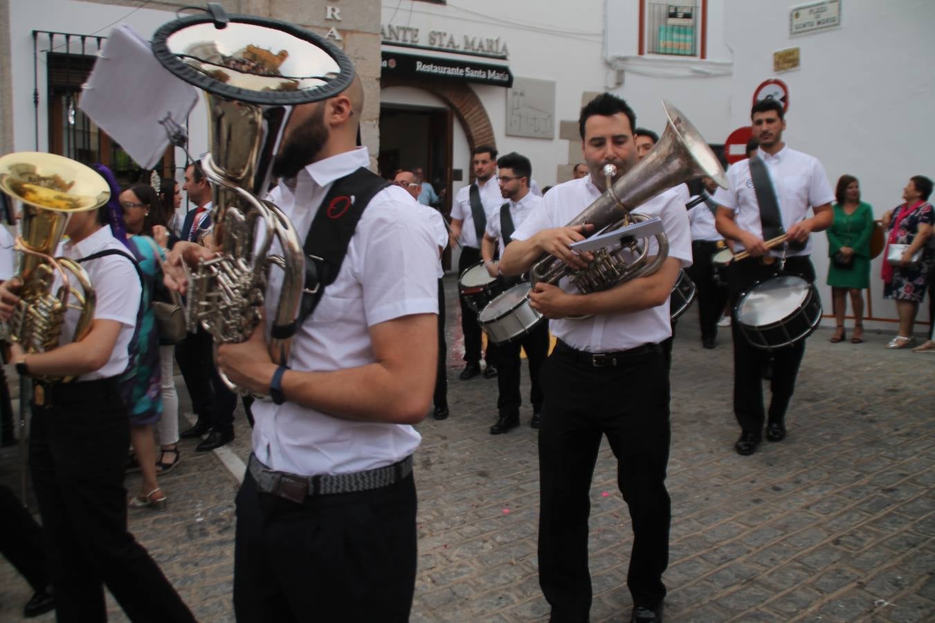 Jerez de los Caballeros celebró ayer la festividad del Corpus Christi en medio de un ambiente de solemnidad y convivencia del que fueron partícipes cientos de personas.La iglesia visigoda de Santa María de la Encarnación, llena de fieles, acogió la celebración de la Eucaristía que dió paso a la procesión acompañando la Santa Custodia en el magnífico templete de la iglesia de San Miguel, sobre las andas de la Virgen de Aguasantas y portada por costaleros y costaleras de la recién Asociación creada en esta ciudad. El párroco, Antonio María Rejano, destacó la significación de esta procesión, lamás grande, dijo, «porque Jesús sale a nuestras vidas, a nuestro encuentro y nosotros le acompañamos». Al término de la misa, incidió en el agradecimiento a todas las personas que han participado para hacer posible su desarrollo, trabajando desde la jornada del sábado en la elaboración de las preciosas alfombras de sal teñida de colores, que lucieron en las calles del centro de Jerez. El agradecimiento fue especial para los padres y madres de los niños y niñas que han hecho la Primera Comunión, para éstos mismos, también para catequistas, Cofradías y Hermandades, la Asociación del costaleros y costaleras de la Semana Santa de Jerez de los Caballeros, Ayuntamiento, Policía Local, grupos y personas de la parroquia.Autoridades civiles en representación del Ayuntamiento, Policía Local y Guardia Civil, acompañaron el desarrollo de la procesión junto a representantes de todas las cofradías y hermandades jerezanas y el protagonismo de los más de 80 niños y niñas que este año han celebrado su Primera Comunión.  A lo largo de todo el recorrido se instalaron distintos altares, también con la colaboración de vecinos y centros como la Residencia de Mayores Hernando de Soto. Los magníficos sones de la Agrupación Musical 'Nuestro Padre Jesús Nazareno' coronaron esta hermosa procesión.