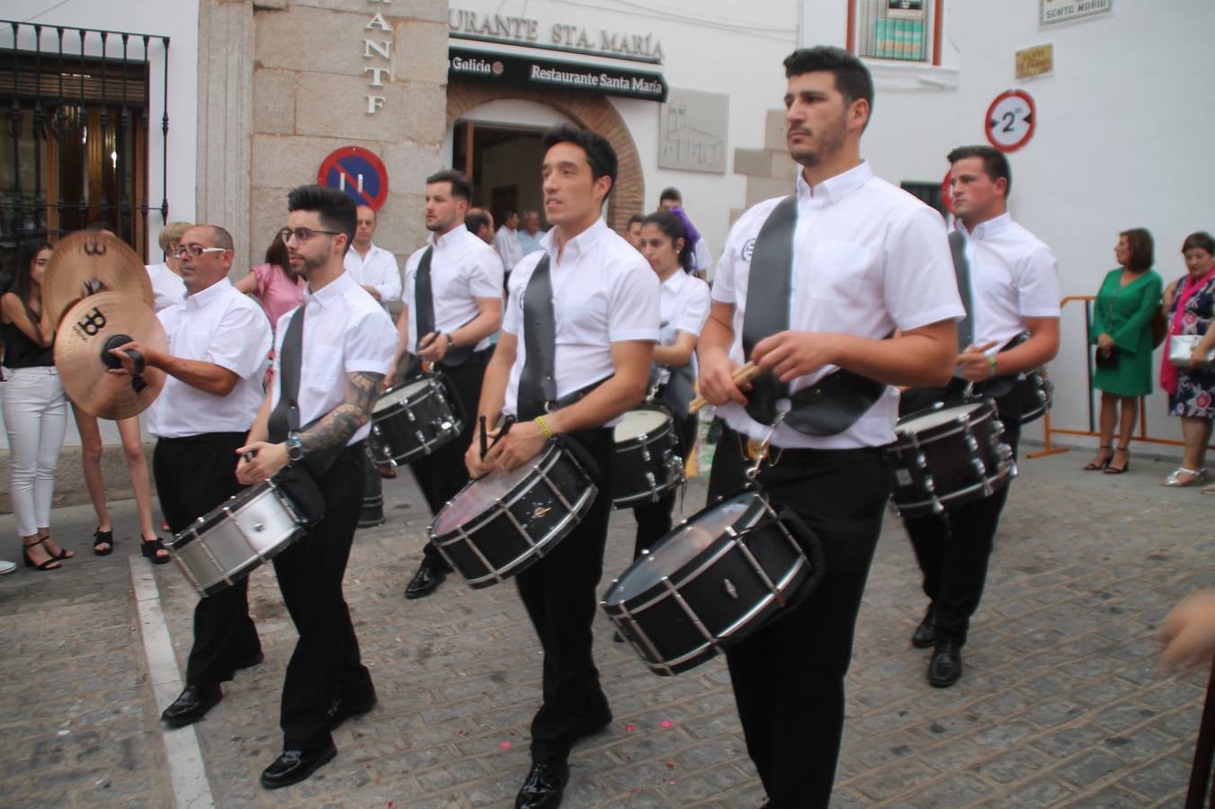 Jerez de los Caballeros celebró ayer la festividad del Corpus Christi en medio de un ambiente de solemnidad y convivencia del que fueron partícipes cientos de personas.La iglesia visigoda de Santa María de la Encarnación, llena de fieles, acogió la celebración de la Eucaristía que dió paso a la procesión acompañando la Santa Custodia en el magnífico templete de la iglesia de San Miguel, sobre las andas de la Virgen de Aguasantas y portada por costaleros y costaleras de la recién Asociación creada en esta ciudad. El párroco, Antonio María Rejano, destacó la significación de esta procesión, lamás grande, dijo, «porque Jesús sale a nuestras vidas, a nuestro encuentro y nosotros le acompañamos». Al término de la misa, incidió en el agradecimiento a todas las personas que han participado para hacer posible su desarrollo, trabajando desde la jornada del sábado en la elaboración de las preciosas alfombras de sal teñida de colores, que lucieron en las calles del centro de Jerez. El agradecimiento fue especial para los padres y madres de los niños y niñas que han hecho la Primera Comunión, para éstos mismos, también para catequistas, Cofradías y Hermandades, la Asociación del costaleros y costaleras de la Semana Santa de Jerez de los Caballeros, Ayuntamiento, Policía Local, grupos y personas de la parroquia.Autoridades civiles en representación del Ayuntamiento, Policía Local y Guardia Civil, acompañaron el desarrollo de la procesión junto a representantes de todas las cofradías y hermandades jerezanas y el protagonismo de los más de 80 niños y niñas que este año han celebrado su Primera Comunión.  A lo largo de todo el recorrido se instalaron distintos altares, también con la colaboración de vecinos y centros como la Residencia de Mayores Hernando de Soto. Los magníficos sones de la Agrupación Musical 'Nuestro Padre Jesús Nazareno' coronaron esta hermosa procesión.