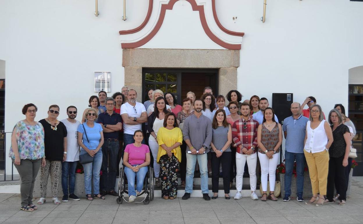 Acto celebrado hoy a las puertas del Ayuntamiento de Jerez con motivo del Día Internacional del Orgullo LGTBIQ.