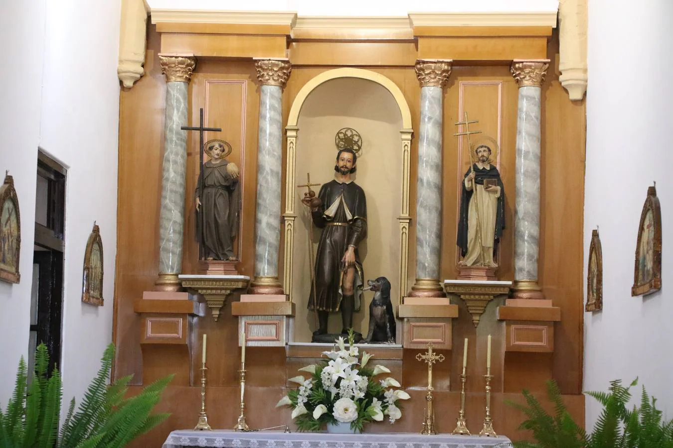 La Ermita de San Roque de Jerez de los Caballeros ha acogido, esta mañana, la inauguración de la restauración de su retablo. Numerosos vecinos y vecinas del barrio se han acercado hasta ella para ver cómo el trabajo y el esfuerzo de meses han permitido que el retablo luzca con el esplendor de antaño. 