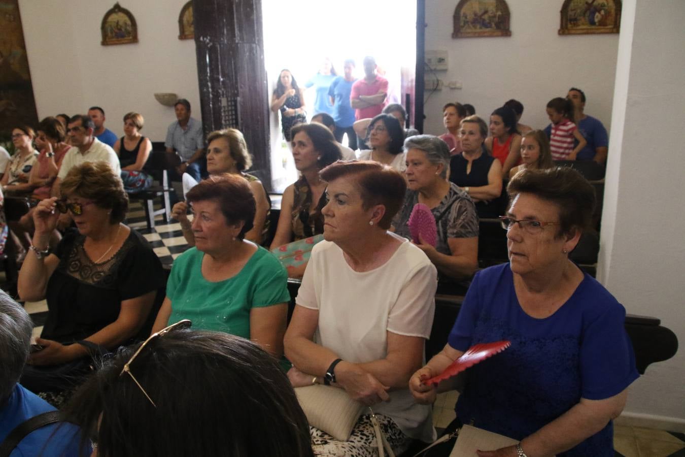 La Ermita de San Roque de Jerez de los Caballeros ha acogido, esta mañana, la inauguración de la restauración de su retablo. Numerosos vecinos y vecinas del barrio se han acercado hasta ella para ver cómo el trabajo y el esfuerzo de meses han permitido que el retablo luzca con el esplendor de antaño. 