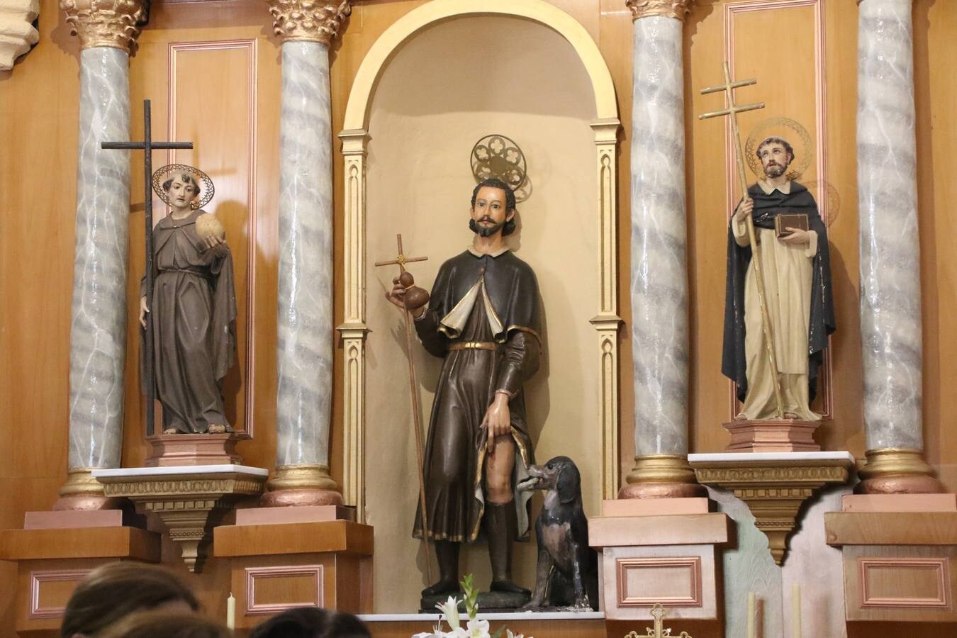 La Ermita de San Roque de Jerez de los Caballeros ha acogido, esta mañana, la inauguración de la restauración de su retablo. Numerosos vecinos y vecinas del barrio se han acercado hasta ella para ver cómo el trabajo y el esfuerzo de meses han permitido que el retablo luzca con el esplendor de antaño. 