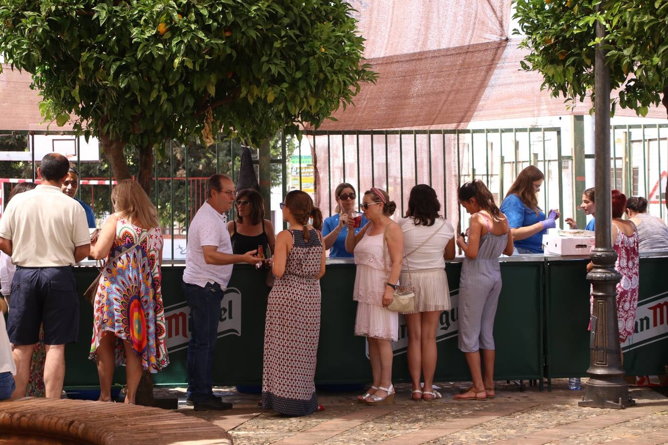 La Ermita de San Roque de Jerez de los Caballeros ha acogido, esta mañana, la inauguración de la restauración de su retablo. Numerosos vecinos y vecinas del barrio se han acercado hasta ella para ver cómo el trabajo y el esfuerzo de meses han permitido que el retablo luzca con el esplendor de antaño. 