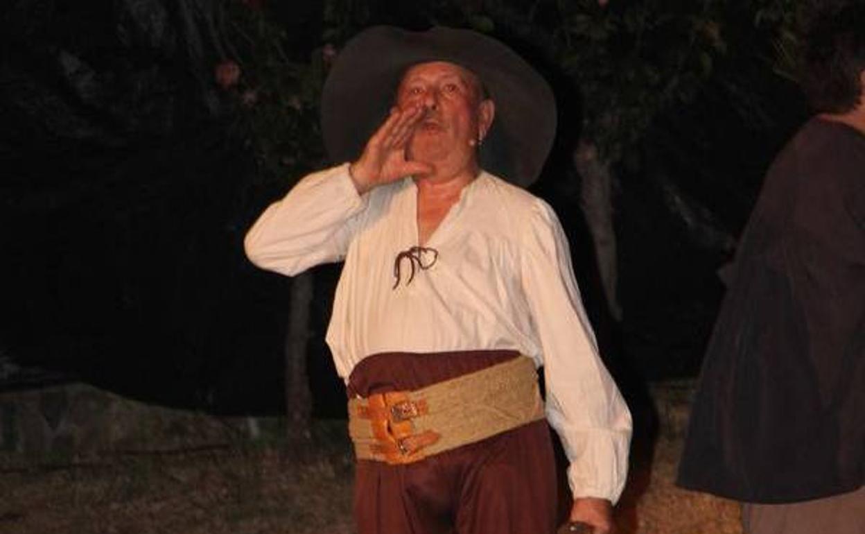 José Cardenal representando su papel de 'El aguaó' en la obra 'El último templario de Xerez'