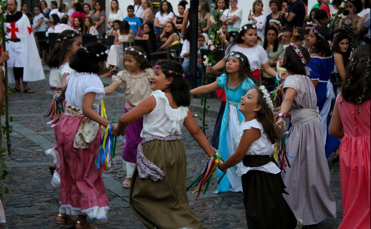 Mas de medio centenar de niñas animarán el desfile teatralizado este jueves, junto a caballeros templarios, vecinos ataviados con trajes de la época, personajes y músicos. 