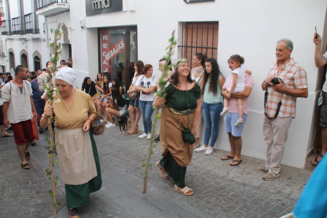 La participación popular fue nuevo protagonista del desfile teatralizado que anoche inauguró el grueso de la programación del XVI Festival Templario, invitando a propios y visitantes a revivir un pasado de leyenda, concretamente el siglo en el que La Orden del Temple marcó la vida de esta ciudad, en la que tuvo una de sus principales Encomiendas, siendo además el último reducto de Los Templarios en los reinos de España.La Asociación juvenil y cultural 'La Trouppe' estuvo al frente de la coordinación de dicho desfile que llenó de ambiente y animación las calles y plazas del centro histórico de Jerez de los Caballeros, llenas de público y engalanadas para la ocasión con pendones con la cruz templaria y otros elementos referentes a la cultura árabe que dejó su impronta en aquella época. Destacó la participación de más de 60 niñas que pusieron alegría con sus bailes a este pasacalle, junto a personajes fantásticos en zancos, la melodía de la Asociación Musical de Jerez de los Caballeros y la participación de asociaciones, como la del Belén 'Santa Ángela', Euexia Rural, además de los caballeros del campamento medieval a cargo de Cabalbur y de manera especial, la implicación de numerosos vecinos de todas las edades que desfilaron ataviados con indumentaria de la época dando vida a esta celebración.