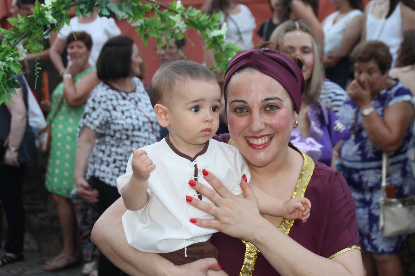 La participación popular fue nuevo protagonista del desfile teatralizado que anoche inauguró el grueso de la programación del XVI Festival Templario, invitando a propios y visitantes a revivir un pasado de leyenda, concretamente el siglo en el que La Orden del Temple marcó la vida de esta ciudad, en la que tuvo una de sus principales Encomiendas, siendo además el último reducto de Los Templarios en los reinos de España.La Asociación juvenil y cultural 'La Trouppe' estuvo al frente de la coordinación de dicho desfile que llenó de ambiente y animación las calles y plazas del centro histórico de Jerez de los Caballeros, llenas de público y engalanadas para la ocasión con pendones con la cruz templaria y otros elementos referentes a la cultura árabe que dejó su impronta en aquella época. Destacó la participación de más de 60 niñas que pusieron alegría con sus bailes a este pasacalle, junto a personajes fantásticos en zancos, la melodía de la Asociación Musical de Jerez de los Caballeros y la participación de asociaciones, como la del Belén 'Santa Ángela', Euexia Rural, además de los caballeros del campamento medieval a cargo de Cabalbur y de manera especial, la implicación de numerosos vecinos de todas las edades que desfilaron ataviados con indumentaria de la época dando vida a esta celebración.