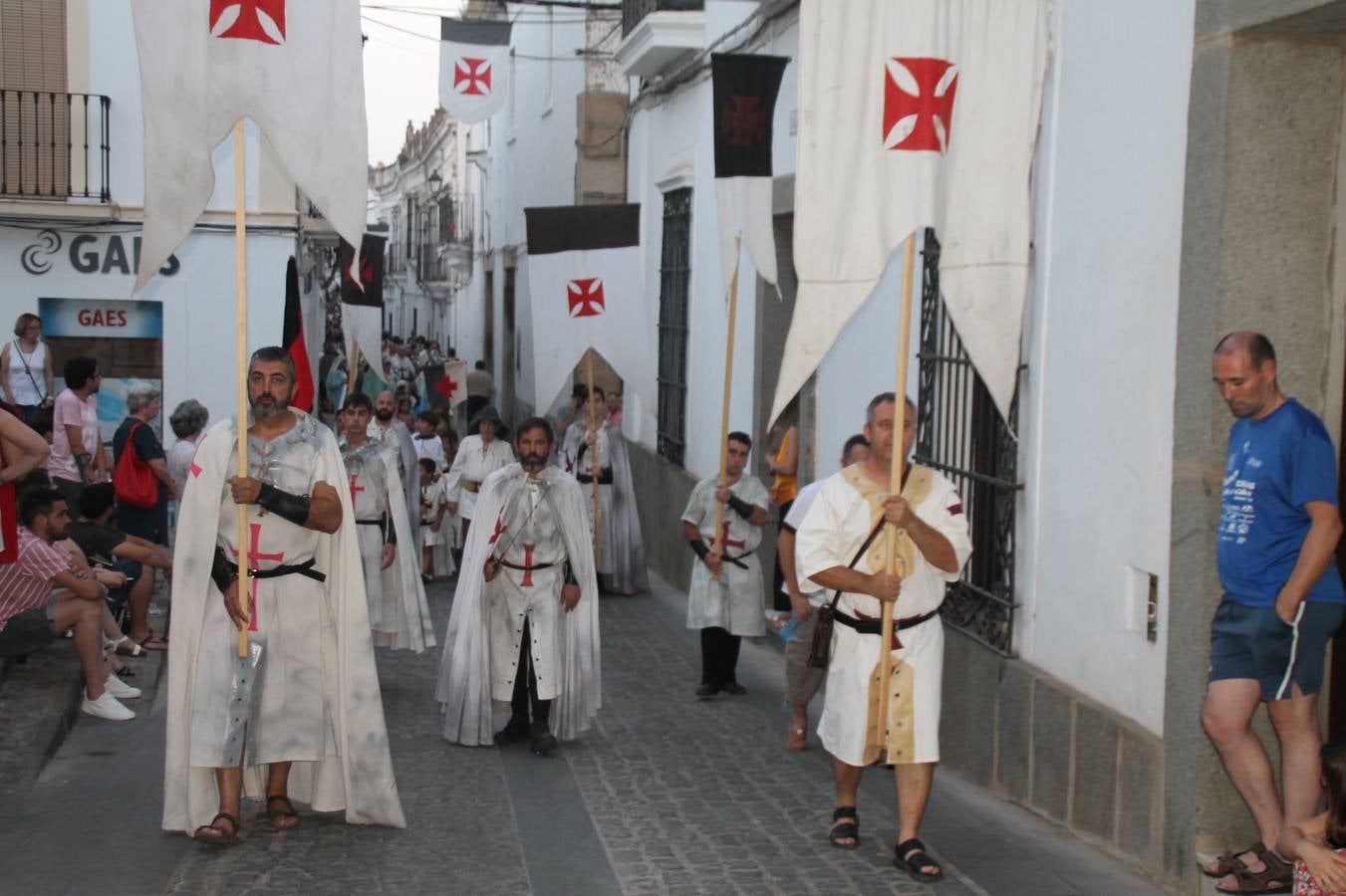 La participación popular fue nuevo protagonista del desfile teatralizado que anoche inauguró el grueso de la programación del XVI Festival Templario, invitando a propios y visitantes a revivir un pasado de leyenda, concretamente el siglo en el que La Orden del Temple marcó la vida de esta ciudad, en la que tuvo una de sus principales Encomiendas, siendo además el último reducto de Los Templarios en los reinos de España.La Asociación juvenil y cultural 'La Trouppe' estuvo al frente de la coordinación de dicho desfile que llenó de ambiente y animación las calles y plazas del centro histórico de Jerez de los Caballeros, llenas de público y engalanadas para la ocasión con pendones con la cruz templaria y otros elementos referentes a la cultura árabe que dejó su impronta en aquella época. Destacó la participación de más de 60 niñas que pusieron alegría con sus bailes a este pasacalle, junto a personajes fantásticos en zancos, la melodía de la Asociación Musical de Jerez de los Caballeros y la participación de asociaciones, como la del Belén 'Santa Ángela', Euexia Rural, además de los caballeros del campamento medieval a cargo de Cabalbur y de manera especial, la implicación de numerosos vecinos de todas las edades que desfilaron ataviados con indumentaria de la época dando vida a esta celebración.