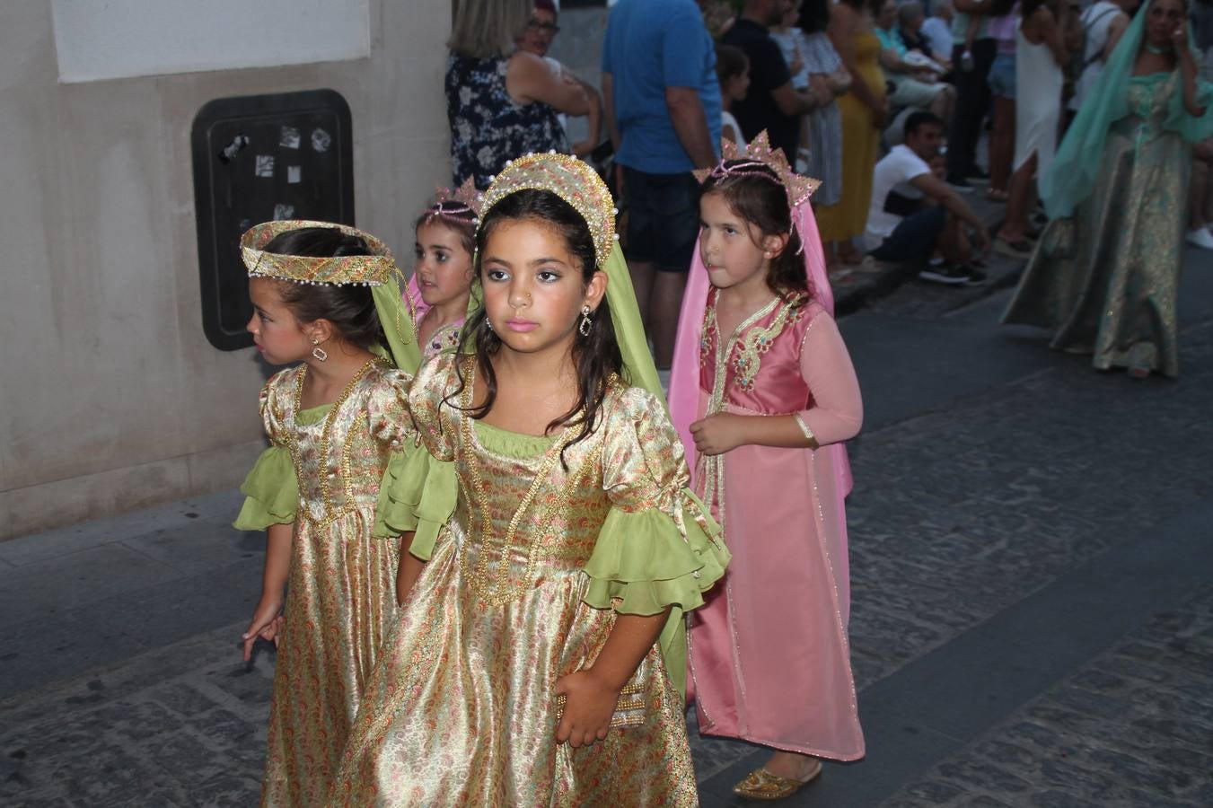 La participación popular fue nuevo protagonista del desfile teatralizado que anoche inauguró el grueso de la programación del XVI Festival Templario, invitando a propios y visitantes a revivir un pasado de leyenda, concretamente el siglo en el que La Orden del Temple marcó la vida de esta ciudad, en la que tuvo una de sus principales Encomiendas, siendo además el último reducto de Los Templarios en los reinos de España.La Asociación juvenil y cultural 'La Trouppe' estuvo al frente de la coordinación de dicho desfile que llenó de ambiente y animación las calles y plazas del centro histórico de Jerez de los Caballeros, llenas de público y engalanadas para la ocasión con pendones con la cruz templaria y otros elementos referentes a la cultura árabe que dejó su impronta en aquella época. Destacó la participación de más de 60 niñas que pusieron alegría con sus bailes a este pasacalle, junto a personajes fantásticos en zancos, la melodía de la Asociación Musical de Jerez de los Caballeros y la participación de asociaciones, como la del Belén 'Santa Ángela', Euexia Rural, además de los caballeros del campamento medieval a cargo de Cabalbur y de manera especial, la implicación de numerosos vecinos de todas las edades que desfilaron ataviados con indumentaria de la época dando vida a esta celebración.