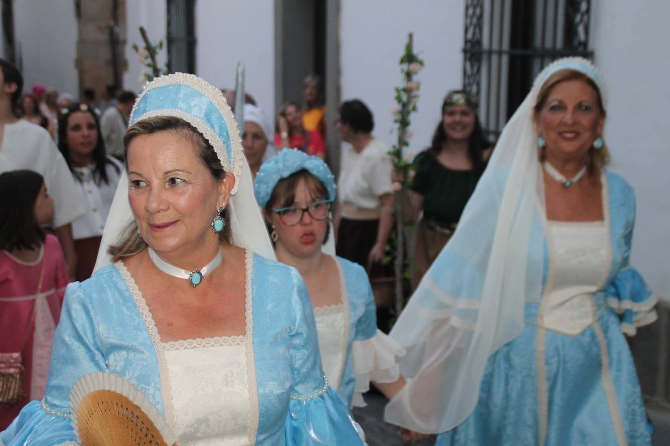 La participación popular fue nuevo protagonista del desfile teatralizado que anoche inauguró el grueso de la programación del XVI Festival Templario, invitando a propios y visitantes a revivir un pasado de leyenda, concretamente el siglo en el que La Orden del Temple marcó la vida de esta ciudad, en la que tuvo una de sus principales Encomiendas, siendo además el último reducto de Los Templarios en los reinos de España.La Asociación juvenil y cultural 'La Trouppe' estuvo al frente de la coordinación de dicho desfile que llenó de ambiente y animación las calles y plazas del centro histórico de Jerez de los Caballeros, llenas de público y engalanadas para la ocasión con pendones con la cruz templaria y otros elementos referentes a la cultura árabe que dejó su impronta en aquella época. Destacó la participación de más de 60 niñas que pusieron alegría con sus bailes a este pasacalle, junto a personajes fantásticos en zancos, la melodía de la Asociación Musical de Jerez de los Caballeros y la participación de asociaciones, como la del Belén 'Santa Ángela', Euexia Rural, además de los caballeros del campamento medieval a cargo de Cabalbur y de manera especial, la implicación de numerosos vecinos de todas las edades que desfilaron ataviados con indumentaria de la época dando vida a esta celebración.