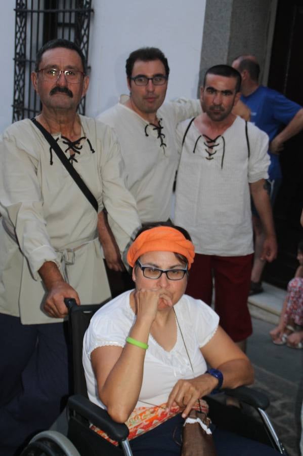 La participación popular fue nuevo protagonista del desfile teatralizado que anoche inauguró el grueso de la programación del XVI Festival Templario, invitando a propios y visitantes a revivir un pasado de leyenda, concretamente el siglo en el que La Orden del Temple marcó la vida de esta ciudad, en la que tuvo una de sus principales Encomiendas, siendo además el último reducto de Los Templarios en los reinos de España.La Asociación juvenil y cultural 'La Trouppe' estuvo al frente de la coordinación de dicho desfile que llenó de ambiente y animación las calles y plazas del centro histórico de Jerez de los Caballeros, llenas de público y engalanadas para la ocasión con pendones con la cruz templaria y otros elementos referentes a la cultura árabe que dejó su impronta en aquella época. Destacó la participación de más de 60 niñas que pusieron alegría con sus bailes a este pasacalle, junto a personajes fantásticos en zancos, la melodía de la Asociación Musical de Jerez de los Caballeros y la participación de asociaciones, como la del Belén 'Santa Ángela', Euexia Rural, además de los caballeros del campamento medieval a cargo de Cabalbur y de manera especial, la implicación de numerosos vecinos de todas las edades que desfilaron ataviados con indumentaria de la época dando vida a esta celebración.