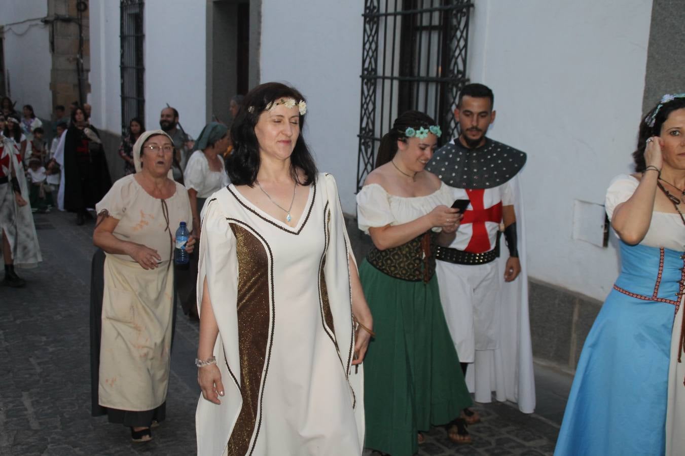 La participación popular fue nuevo protagonista del desfile teatralizado que anoche inauguró el grueso de la programación del XVI Festival Templario, invitando a propios y visitantes a revivir un pasado de leyenda, concretamente el siglo en el que La Orden del Temple marcó la vida de esta ciudad, en la que tuvo una de sus principales Encomiendas, siendo además el último reducto de Los Templarios en los reinos de España.La Asociación juvenil y cultural 'La Trouppe' estuvo al frente de la coordinación de dicho desfile que llenó de ambiente y animación las calles y plazas del centro histórico de Jerez de los Caballeros, llenas de público y engalanadas para la ocasión con pendones con la cruz templaria y otros elementos referentes a la cultura árabe que dejó su impronta en aquella época. Destacó la participación de más de 60 niñas que pusieron alegría con sus bailes a este pasacalle, junto a personajes fantásticos en zancos, la melodía de la Asociación Musical de Jerez de los Caballeros y la participación de asociaciones, como la del Belén 'Santa Ángela', Euexia Rural, además de los caballeros del campamento medieval a cargo de Cabalbur y de manera especial, la implicación de numerosos vecinos de todas las edades que desfilaron ataviados con indumentaria de la época dando vida a esta celebración.