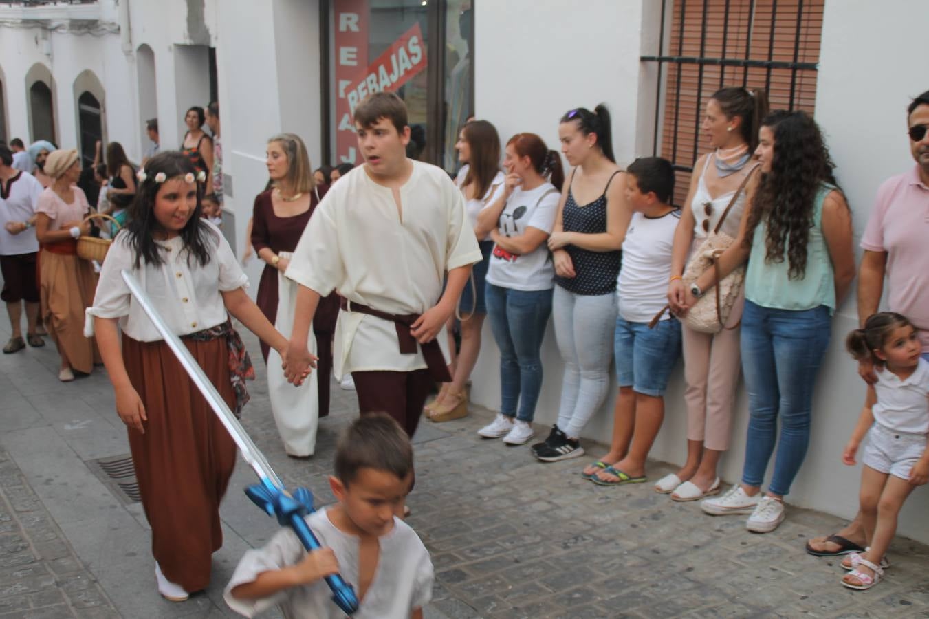 La participación popular fue nuevo protagonista del desfile teatralizado que anoche inauguró el grueso de la programación del XVI Festival Templario, invitando a propios y visitantes a revivir un pasado de leyenda, concretamente el siglo en el que La Orden del Temple marcó la vida de esta ciudad, en la que tuvo una de sus principales Encomiendas, siendo además el último reducto de Los Templarios en los reinos de España.La Asociación juvenil y cultural 'La Trouppe' estuvo al frente de la coordinación de dicho desfile que llenó de ambiente y animación las calles y plazas del centro histórico de Jerez de los Caballeros, llenas de público y engalanadas para la ocasión con pendones con la cruz templaria y otros elementos referentes a la cultura árabe que dejó su impronta en aquella época. Destacó la participación de más de 60 niñas que pusieron alegría con sus bailes a este pasacalle, junto a personajes fantásticos en zancos, la melodía de la Asociación Musical de Jerez de los Caballeros y la participación de asociaciones, como la del Belén 'Santa Ángela', Euexia Rural, además de los caballeros del campamento medieval a cargo de Cabalbur y de manera especial, la implicación de numerosos vecinos de todas las edades que desfilaron ataviados con indumentaria de la época dando vida a esta celebración.
