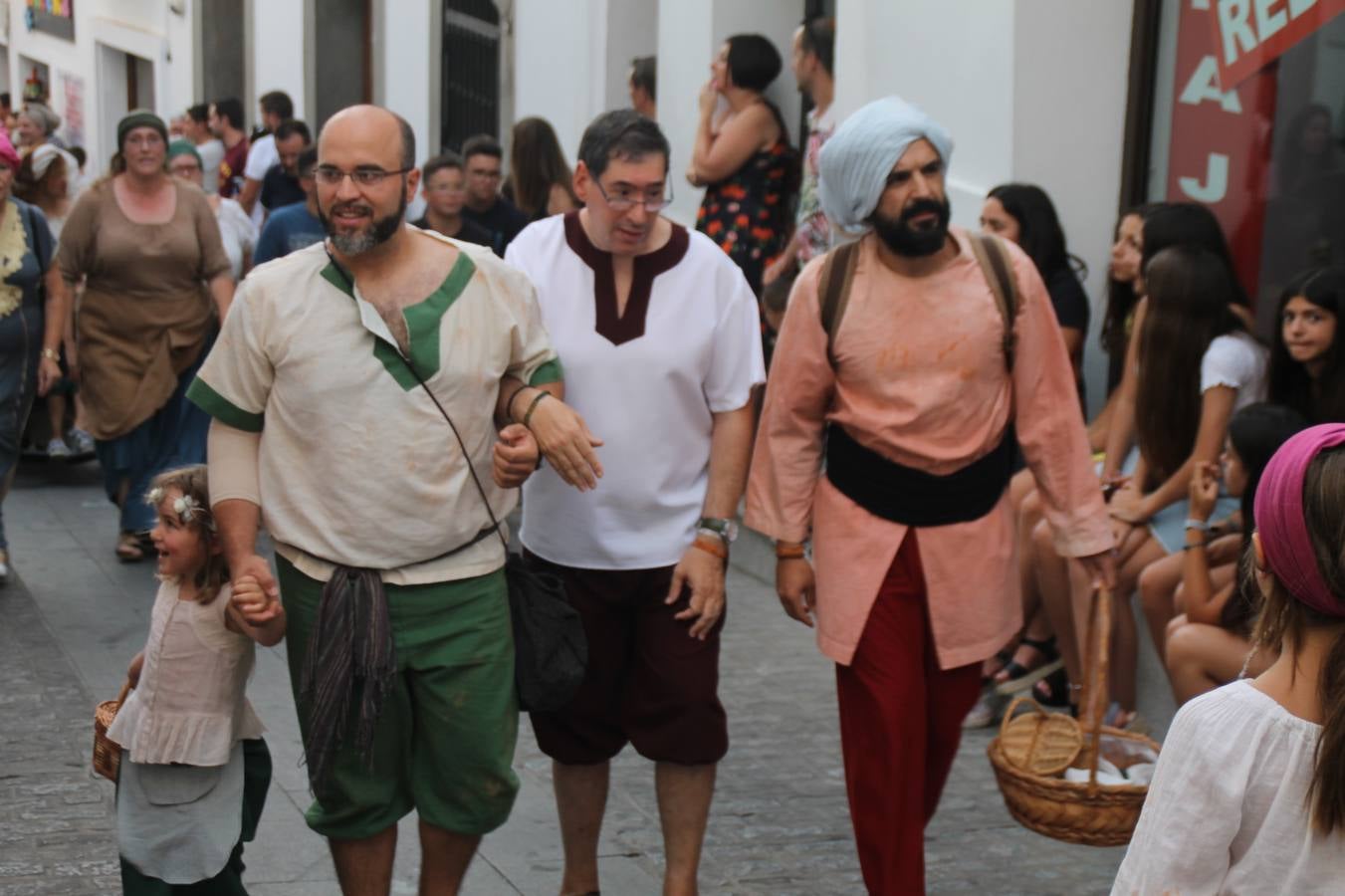 La participación popular fue nuevo protagonista del desfile teatralizado que anoche inauguró el grueso de la programación del XVI Festival Templario, invitando a propios y visitantes a revivir un pasado de leyenda, concretamente el siglo en el que La Orden del Temple marcó la vida de esta ciudad, en la que tuvo una de sus principales Encomiendas, siendo además el último reducto de Los Templarios en los reinos de España.La Asociación juvenil y cultural 'La Trouppe' estuvo al frente de la coordinación de dicho desfile que llenó de ambiente y animación las calles y plazas del centro histórico de Jerez de los Caballeros, llenas de público y engalanadas para la ocasión con pendones con la cruz templaria y otros elementos referentes a la cultura árabe que dejó su impronta en aquella época. Destacó la participación de más de 60 niñas que pusieron alegría con sus bailes a este pasacalle, junto a personajes fantásticos en zancos, la melodía de la Asociación Musical de Jerez de los Caballeros y la participación de asociaciones, como la del Belén 'Santa Ángela', Euexia Rural, además de los caballeros del campamento medieval a cargo de Cabalbur y de manera especial, la implicación de numerosos vecinos de todas las edades que desfilaron ataviados con indumentaria de la época dando vida a esta celebración.