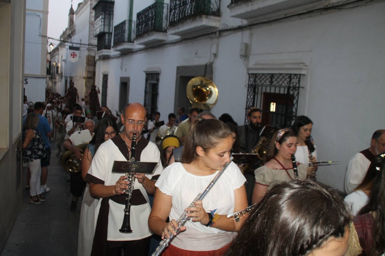 La participación popular fue nuevo protagonista del desfile teatralizado que anoche inauguró el grueso de la programación del XVI Festival Templario, invitando a propios y visitantes a revivir un pasado de leyenda, concretamente el siglo en el que La Orden del Temple marcó la vida de esta ciudad, en la que tuvo una de sus principales Encomiendas, siendo además el último reducto de Los Templarios en los reinos de España.La Asociación juvenil y cultural 'La Trouppe' estuvo al frente de la coordinación de dicho desfile que llenó de ambiente y animación las calles y plazas del centro histórico de Jerez de los Caballeros, llenas de público y engalanadas para la ocasión con pendones con la cruz templaria y otros elementos referentes a la cultura árabe que dejó su impronta en aquella época. Destacó la participación de más de 60 niñas que pusieron alegría con sus bailes a este pasacalle, junto a personajes fantásticos en zancos, la melodía de la Asociación Musical de Jerez de los Caballeros y la participación de asociaciones, como la del Belén 'Santa Ángela', Euexia Rural, además de los caballeros del campamento medieval a cargo de Cabalbur y de manera especial, la implicación de numerosos vecinos de todas las edades que desfilaron ataviados con indumentaria de la época dando vida a esta celebración.