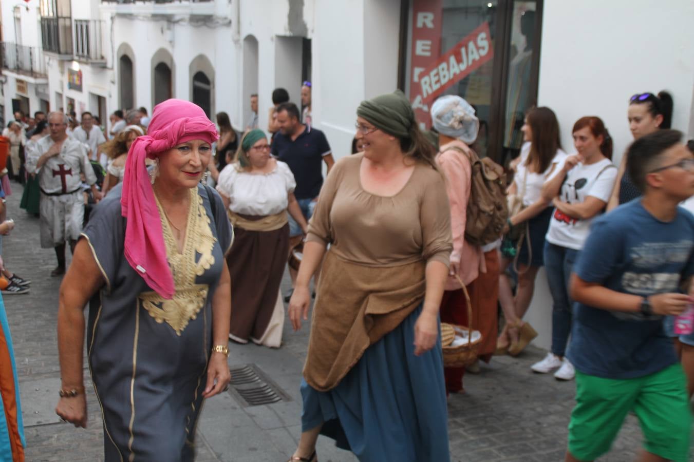 La participación popular fue nuevo protagonista del desfile teatralizado que anoche inauguró el grueso de la programación del XVI Festival Templario, invitando a propios y visitantes a revivir un pasado de leyenda, concretamente el siglo en el que La Orden del Temple marcó la vida de esta ciudad, en la que tuvo una de sus principales Encomiendas, siendo además el último reducto de Los Templarios en los reinos de España.La Asociación juvenil y cultural 'La Trouppe' estuvo al frente de la coordinación de dicho desfile que llenó de ambiente y animación las calles y plazas del centro histórico de Jerez de los Caballeros, llenas de público y engalanadas para la ocasión con pendones con la cruz templaria y otros elementos referentes a la cultura árabe que dejó su impronta en aquella época. Destacó la participación de más de 60 niñas que pusieron alegría con sus bailes a este pasacalle, junto a personajes fantásticos en zancos, la melodía de la Asociación Musical de Jerez de los Caballeros y la participación de asociaciones, como la del Belén 'Santa Ángela', Euexia Rural, además de los caballeros del campamento medieval a cargo de Cabalbur y de manera especial, la implicación de numerosos vecinos de todas las edades que desfilaron ataviados con indumentaria de la época dando vida a esta celebración.