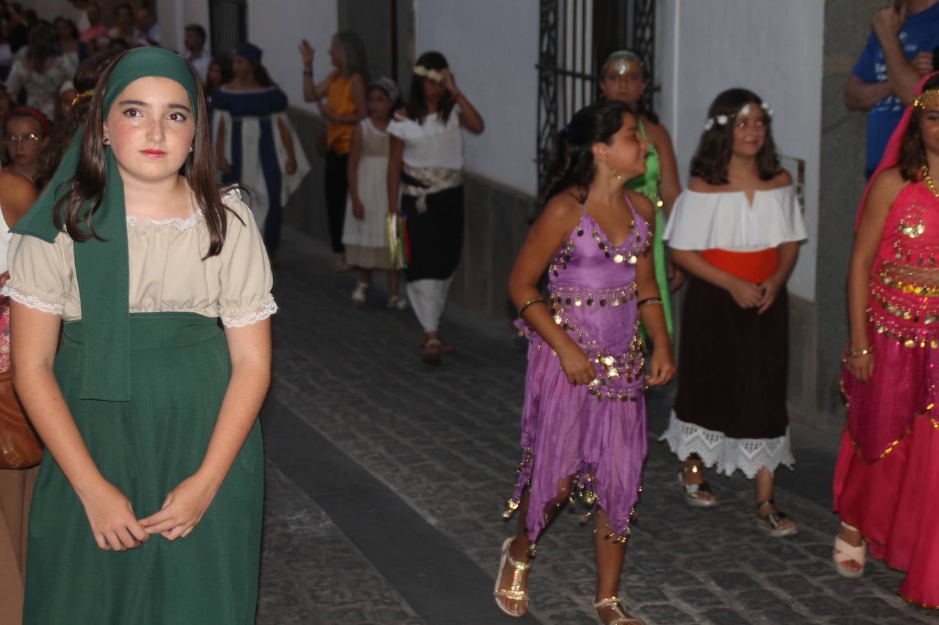 La participación popular fue nuevo protagonista del desfile teatralizado que anoche inauguró el grueso de la programación del XVI Festival Templario, invitando a propios y visitantes a revivir un pasado de leyenda, concretamente el siglo en el que La Orden del Temple marcó la vida de esta ciudad, en la que tuvo una de sus principales Encomiendas, siendo además el último reducto de Los Templarios en los reinos de España.La Asociación juvenil y cultural 'La Trouppe' estuvo al frente de la coordinación de dicho desfile que llenó de ambiente y animación las calles y plazas del centro histórico de Jerez de los Caballeros, llenas de público y engalanadas para la ocasión con pendones con la cruz templaria y otros elementos referentes a la cultura árabe que dejó su impronta en aquella época. Destacó la participación de más de 60 niñas que pusieron alegría con sus bailes a este pasacalle, junto a personajes fantásticos en zancos, la melodía de la Asociación Musical de Jerez de los Caballeros y la participación de asociaciones, como la del Belén 'Santa Ángela', Euexia Rural, además de los caballeros del campamento medieval a cargo de Cabalbur y de manera especial, la implicación de numerosos vecinos de todas las edades que desfilaron ataviados con indumentaria de la época dando vida a esta celebración.