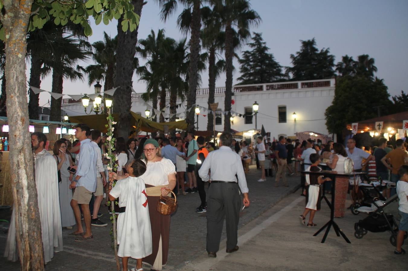 La participación popular fue nuevo protagonista del desfile teatralizado que anoche inauguró el grueso de la programación del XVI Festival Templario, invitando a propios y visitantes a revivir un pasado de leyenda, concretamente el siglo en el que La Orden del Temple marcó la vida de esta ciudad, en la que tuvo una de sus principales Encomiendas, siendo además el último reducto de Los Templarios en los reinos de España.La Asociación juvenil y cultural 'La Trouppe' estuvo al frente de la coordinación de dicho desfile que llenó de ambiente y animación las calles y plazas del centro histórico de Jerez de los Caballeros, llenas de público y engalanadas para la ocasión con pendones con la cruz templaria y otros elementos referentes a la cultura árabe que dejó su impronta en aquella época. Destacó la participación de más de 60 niñas que pusieron alegría con sus bailes a este pasacalle, junto a personajes fantásticos en zancos, la melodía de la Asociación Musical de Jerez de los Caballeros y la participación de asociaciones, como la del Belén 'Santa Ángela', Euexia Rural, además de los caballeros del campamento medieval a cargo de Cabalbur y de manera especial, la implicación de numerosos vecinos de todas las edades que desfilaron ataviados con indumentaria de la época dando vida a esta celebración.
