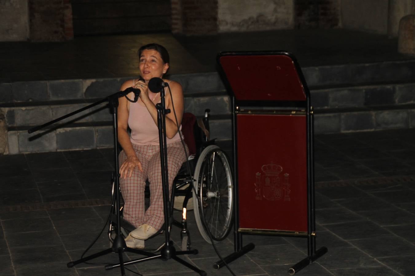 La participación popular fue nuevo protagonista del desfile teatralizado que anoche inauguró el grueso de la programación del XVI Festival Templario, invitando a propios y visitantes a revivir un pasado de leyenda, concretamente el siglo en el que La Orden del Temple marcó la vida de esta ciudad, en la que tuvo una de sus principales Encomiendas, siendo además el último reducto de Los Templarios en los reinos de España.La Asociación juvenil y cultural 'La Trouppe' estuvo al frente de la coordinación de dicho desfile que llenó de ambiente y animación las calles y plazas del centro histórico de Jerez de los Caballeros, llenas de público y engalanadas para la ocasión con pendones con la cruz templaria y otros elementos referentes a la cultura árabe que dejó su impronta en aquella época. Destacó la participación de más de 60 niñas que pusieron alegría con sus bailes a este pasacalle, junto a personajes fantásticos en zancos, la melodía de la Asociación Musical de Jerez de los Caballeros y la participación de asociaciones, como la del Belén 'Santa Ángela', Euexia Rural, además de los caballeros del campamento medieval a cargo de Cabalbur y de manera especial, la implicación de numerosos vecinos de todas las edades que desfilaron ataviados con indumentaria de la época dando vida a esta celebración.