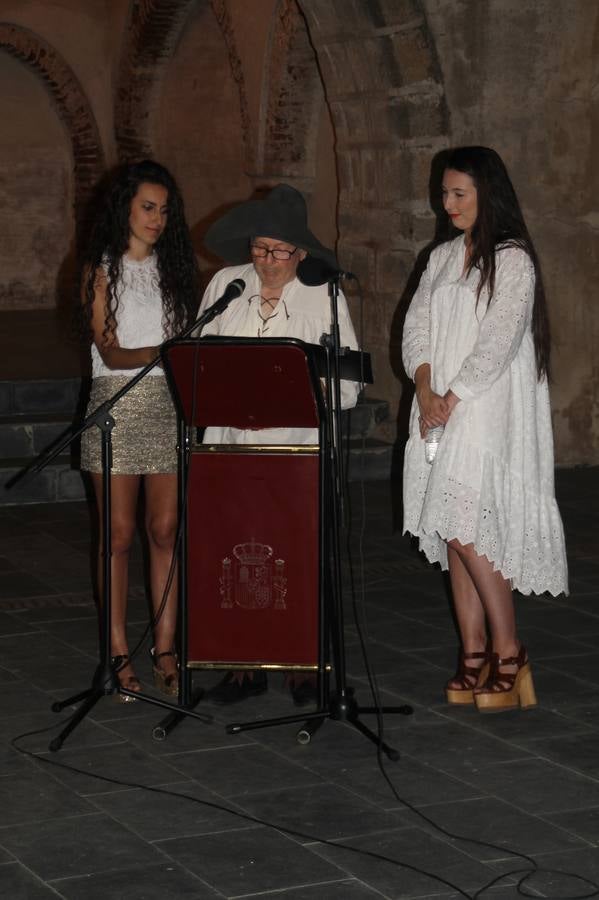 La participación popular fue nuevo protagonista del desfile teatralizado que anoche inauguró el grueso de la programación del XVI Festival Templario, invitando a propios y visitantes a revivir un pasado de leyenda, concretamente el siglo en el que La Orden del Temple marcó la vida de esta ciudad, en la que tuvo una de sus principales Encomiendas, siendo además el último reducto de Los Templarios en los reinos de España.La Asociación juvenil y cultural 'La Trouppe' estuvo al frente de la coordinación de dicho desfile que llenó de ambiente y animación las calles y plazas del centro histórico de Jerez de los Caballeros, llenas de público y engalanadas para la ocasión con pendones con la cruz templaria y otros elementos referentes a la cultura árabe que dejó su impronta en aquella época. Destacó la participación de más de 60 niñas que pusieron alegría con sus bailes a este pasacalle, junto a personajes fantásticos en zancos, la melodía de la Asociación Musical de Jerez de los Caballeros y la participación de asociaciones, como la del Belén 'Santa Ángela', Euexia Rural, además de los caballeros del campamento medieval a cargo de Cabalbur y de manera especial, la implicación de numerosos vecinos de todas las edades que desfilaron ataviados con indumentaria de la época dando vida a esta celebración.
