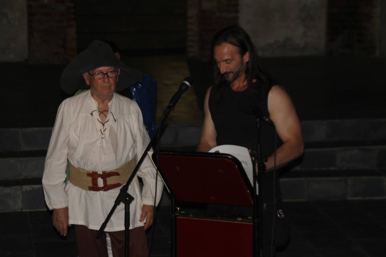 La participación popular fue nuevo protagonista del desfile teatralizado que anoche inauguró el grueso de la programación del XVI Festival Templario, invitando a propios y visitantes a revivir un pasado de leyenda, concretamente el siglo en el que La Orden del Temple marcó la vida de esta ciudad, en la que tuvo una de sus principales Encomiendas, siendo además el último reducto de Los Templarios en los reinos de España.La Asociación juvenil y cultural 'La Trouppe' estuvo al frente de la coordinación de dicho desfile que llenó de ambiente y animación las calles y plazas del centro histórico de Jerez de los Caballeros, llenas de público y engalanadas para la ocasión con pendones con la cruz templaria y otros elementos referentes a la cultura árabe que dejó su impronta en aquella época. Destacó la participación de más de 60 niñas que pusieron alegría con sus bailes a este pasacalle, junto a personajes fantásticos en zancos, la melodía de la Asociación Musical de Jerez de los Caballeros y la participación de asociaciones, como la del Belén 'Santa Ángela', Euexia Rural, además de los caballeros del campamento medieval a cargo de Cabalbur y de manera especial, la implicación de numerosos vecinos de todas las edades que desfilaron ataviados con indumentaria de la época dando vida a esta celebración.