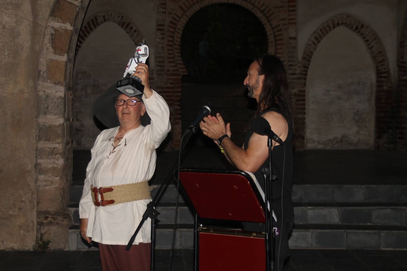 La participación popular fue nuevo protagonista del desfile teatralizado que anoche inauguró el grueso de la programación del XVI Festival Templario, invitando a propios y visitantes a revivir un pasado de leyenda, concretamente el siglo en el que La Orden del Temple marcó la vida de esta ciudad, en la que tuvo una de sus principales Encomiendas, siendo además el último reducto de Los Templarios en los reinos de España.La Asociación juvenil y cultural 'La Trouppe' estuvo al frente de la coordinación de dicho desfile que llenó de ambiente y animación las calles y plazas del centro histórico de Jerez de los Caballeros, llenas de público y engalanadas para la ocasión con pendones con la cruz templaria y otros elementos referentes a la cultura árabe que dejó su impronta en aquella época. Destacó la participación de más de 60 niñas que pusieron alegría con sus bailes a este pasacalle, junto a personajes fantásticos en zancos, la melodía de la Asociación Musical de Jerez de los Caballeros y la participación de asociaciones, como la del Belén 'Santa Ángela', Euexia Rural, además de los caballeros del campamento medieval a cargo de Cabalbur y de manera especial, la implicación de numerosos vecinos de todas las edades que desfilaron ataviados con indumentaria de la época dando vida a esta celebración.