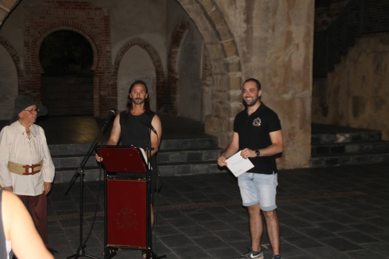 La participación popular fue nuevo protagonista del desfile teatralizado que anoche inauguró el grueso de la programación del XVI Festival Templario, invitando a propios y visitantes a revivir un pasado de leyenda, concretamente el siglo en el que La Orden del Temple marcó la vida de esta ciudad, en la que tuvo una de sus principales Encomiendas, siendo además el último reducto de Los Templarios en los reinos de España.La Asociación juvenil y cultural 'La Trouppe' estuvo al frente de la coordinación de dicho desfile que llenó de ambiente y animación las calles y plazas del centro histórico de Jerez de los Caballeros, llenas de público y engalanadas para la ocasión con pendones con la cruz templaria y otros elementos referentes a la cultura árabe que dejó su impronta en aquella época. Destacó la participación de más de 60 niñas que pusieron alegría con sus bailes a este pasacalle, junto a personajes fantásticos en zancos, la melodía de la Asociación Musical de Jerez de los Caballeros y la participación de asociaciones, como la del Belén 'Santa Ángela', Euexia Rural, además de los caballeros del campamento medieval a cargo de Cabalbur y de manera especial, la implicación de numerosos vecinos de todas las edades que desfilaron ataviados con indumentaria de la época dando vida a esta celebración.