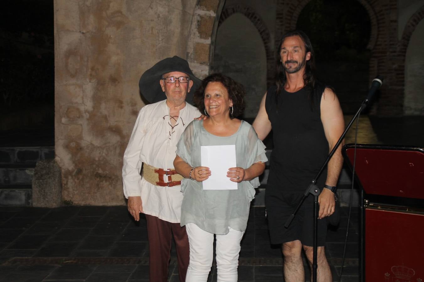La participación popular fue nuevo protagonista del desfile teatralizado que anoche inauguró el grueso de la programación del XVI Festival Templario, invitando a propios y visitantes a revivir un pasado de leyenda, concretamente el siglo en el que La Orden del Temple marcó la vida de esta ciudad, en la que tuvo una de sus principales Encomiendas, siendo además el último reducto de Los Templarios en los reinos de España.La Asociación juvenil y cultural 'La Trouppe' estuvo al frente de la coordinación de dicho desfile que llenó de ambiente y animación las calles y plazas del centro histórico de Jerez de los Caballeros, llenas de público y engalanadas para la ocasión con pendones con la cruz templaria y otros elementos referentes a la cultura árabe que dejó su impronta en aquella época. Destacó la participación de más de 60 niñas que pusieron alegría con sus bailes a este pasacalle, junto a personajes fantásticos en zancos, la melodía de la Asociación Musical de Jerez de los Caballeros y la participación de asociaciones, como la del Belén 'Santa Ángela', Euexia Rural, además de los caballeros del campamento medieval a cargo de Cabalbur y de manera especial, la implicación de numerosos vecinos de todas las edades que desfilaron ataviados con indumentaria de la época dando vida a esta celebración.