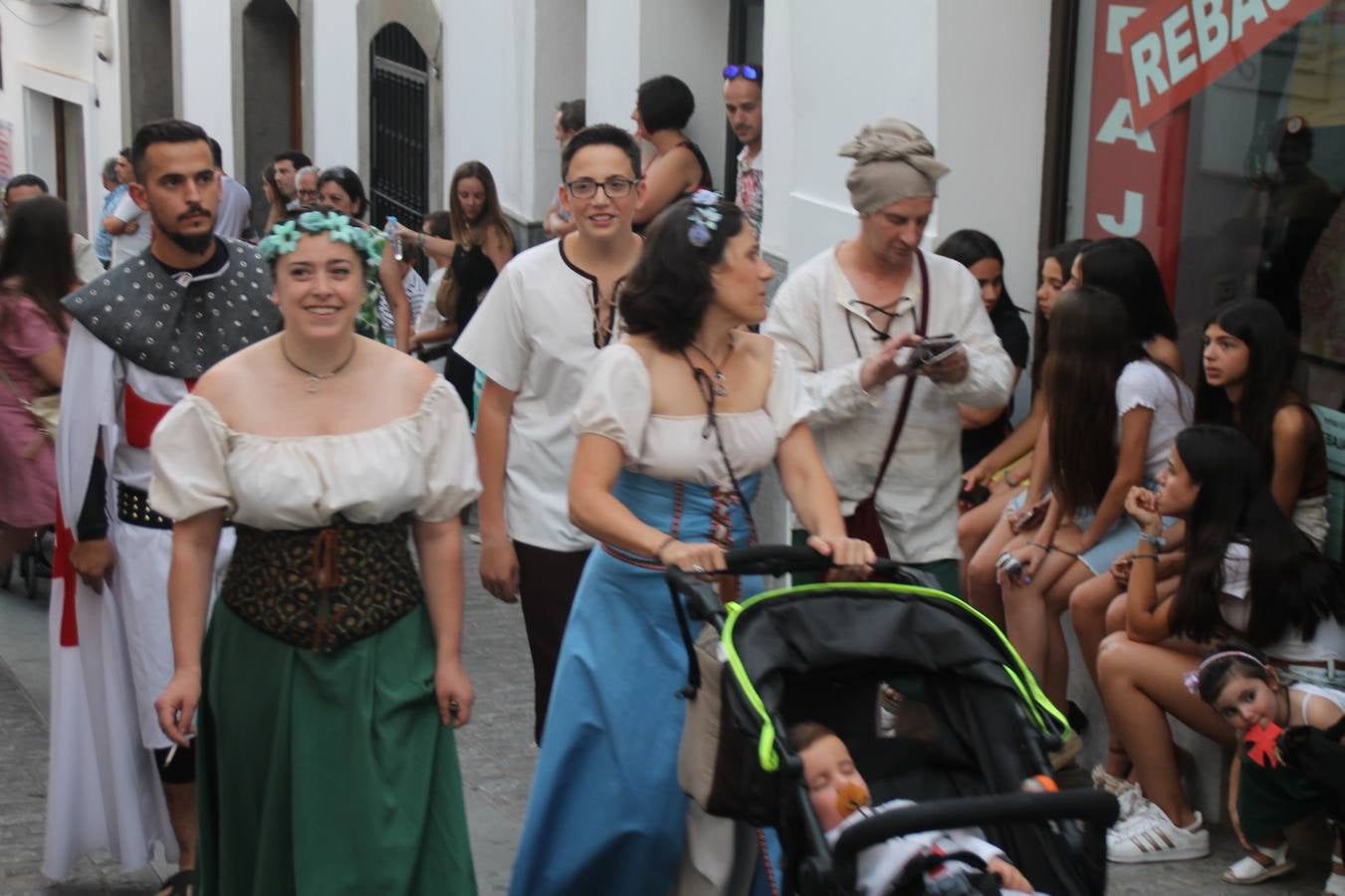 La participación popular fue nuevo protagonista del desfile teatralizado que anoche inauguró el grueso de la programación del XVI Festival Templario, invitando a propios y visitantes a revivir un pasado de leyenda, concretamente el siglo en el que La Orden del Temple marcó la vida de esta ciudad, en la que tuvo una de sus principales Encomiendas, siendo además el último reducto de Los Templarios en los reinos de España.La Asociación juvenil y cultural 'La Trouppe' estuvo al frente de la coordinación de dicho desfile que llenó de ambiente y animación las calles y plazas del centro histórico de Jerez de los Caballeros, llenas de público y engalanadas para la ocasión con pendones con la cruz templaria y otros elementos referentes a la cultura árabe que dejó su impronta en aquella época. Destacó la participación de más de 60 niñas que pusieron alegría con sus bailes a este pasacalle, junto a personajes fantásticos en zancos, la melodía de la Asociación Musical de Jerez de los Caballeros y la participación de asociaciones, como la del Belén 'Santa Ángela', Euexia Rural, además de los caballeros del campamento medieval a cargo de Cabalbur y de manera especial, la implicación de numerosos vecinos de todas las edades que desfilaron ataviados con indumentaria de la época dando vida a esta celebración.