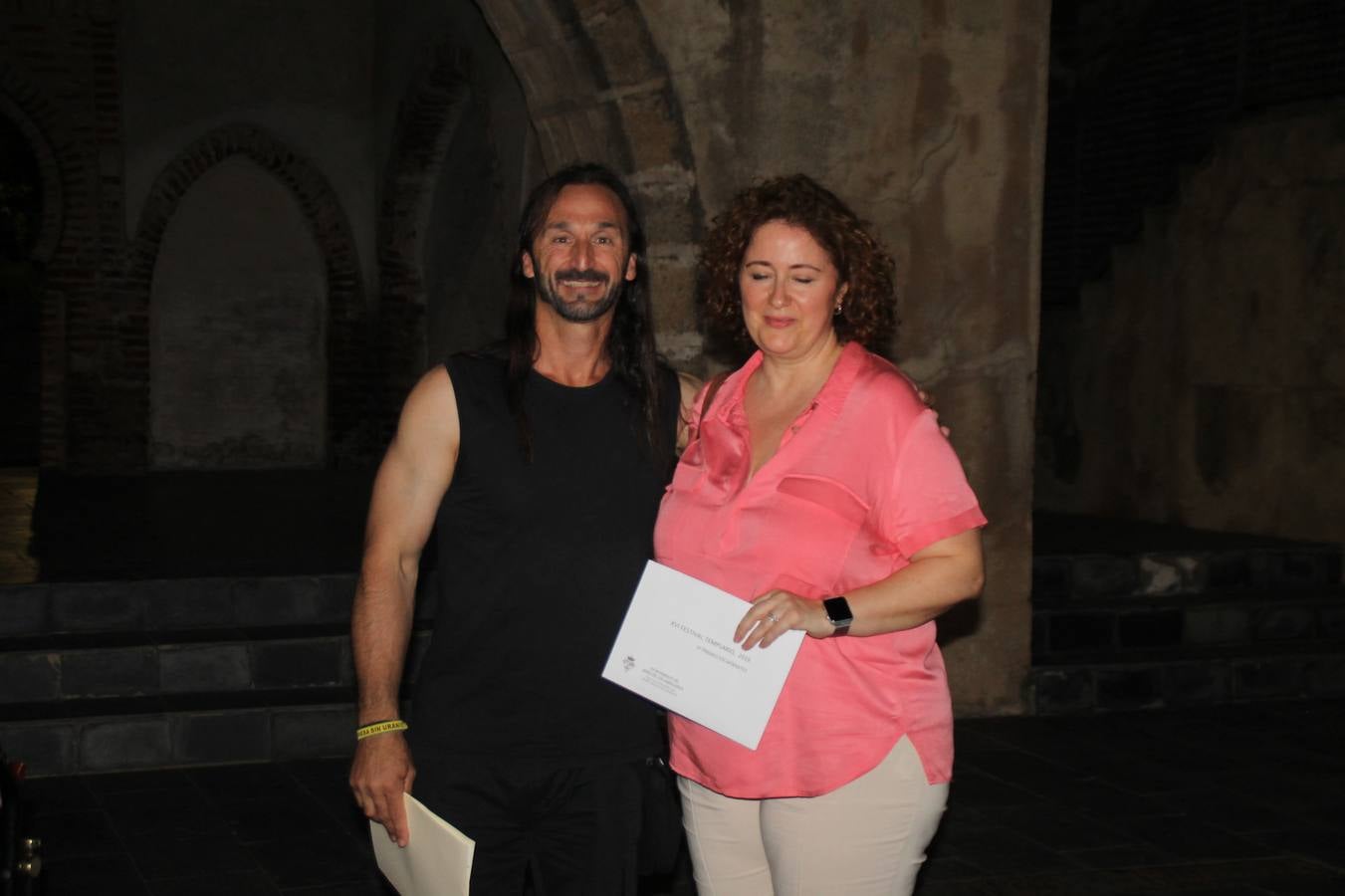 La participación popular fue nuevo protagonista del desfile teatralizado que anoche inauguró el grueso de la programación del XVI Festival Templario, invitando a propios y visitantes a revivir un pasado de leyenda, concretamente el siglo en el que La Orden del Temple marcó la vida de esta ciudad, en la que tuvo una de sus principales Encomiendas, siendo además el último reducto de Los Templarios en los reinos de España.La Asociación juvenil y cultural 'La Trouppe' estuvo al frente de la coordinación de dicho desfile que llenó de ambiente y animación las calles y plazas del centro histórico de Jerez de los Caballeros, llenas de público y engalanadas para la ocasión con pendones con la cruz templaria y otros elementos referentes a la cultura árabe que dejó su impronta en aquella época. Destacó la participación de más de 60 niñas que pusieron alegría con sus bailes a este pasacalle, junto a personajes fantásticos en zancos, la melodía de la Asociación Musical de Jerez de los Caballeros y la participación de asociaciones, como la del Belén 'Santa Ángela', Euexia Rural, además de los caballeros del campamento medieval a cargo de Cabalbur y de manera especial, la implicación de numerosos vecinos de todas las edades que desfilaron ataviados con indumentaria de la época dando vida a esta celebración.