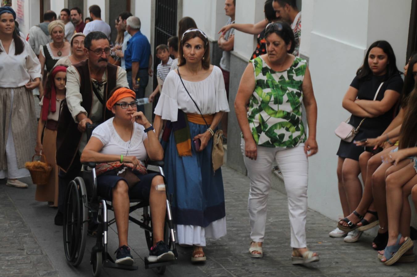 La participación popular fue nuevo protagonista del desfile teatralizado que anoche inauguró el grueso de la programación del XVI Festival Templario, invitando a propios y visitantes a revivir un pasado de leyenda, concretamente el siglo en el que La Orden del Temple marcó la vida de esta ciudad, en la que tuvo una de sus principales Encomiendas, siendo además el último reducto de Los Templarios en los reinos de España.La Asociación juvenil y cultural 'La Trouppe' estuvo al frente de la coordinación de dicho desfile que llenó de ambiente y animación las calles y plazas del centro histórico de Jerez de los Caballeros, llenas de público y engalanadas para la ocasión con pendones con la cruz templaria y otros elementos referentes a la cultura árabe que dejó su impronta en aquella época. Destacó la participación de más de 60 niñas que pusieron alegría con sus bailes a este pasacalle, junto a personajes fantásticos en zancos, la melodía de la Asociación Musical de Jerez de los Caballeros y la participación de asociaciones, como la del Belén 'Santa Ángela', Euexia Rural, además de los caballeros del campamento medieval a cargo de Cabalbur y de manera especial, la implicación de numerosos vecinos de todas las edades que desfilaron ataviados con indumentaria de la época dando vida a esta celebración.