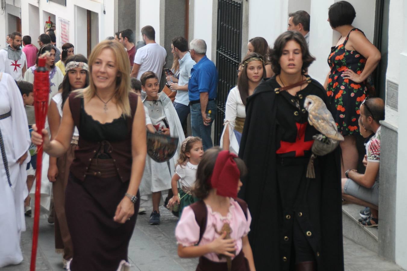 La participación popular fue nuevo protagonista del desfile teatralizado que anoche inauguró el grueso de la programación del XVI Festival Templario, invitando a propios y visitantes a revivir un pasado de leyenda, concretamente el siglo en el que La Orden del Temple marcó la vida de esta ciudad, en la que tuvo una de sus principales Encomiendas, siendo además el último reducto de Los Templarios en los reinos de España.La Asociación juvenil y cultural 'La Trouppe' estuvo al frente de la coordinación de dicho desfile que llenó de ambiente y animación las calles y plazas del centro histórico de Jerez de los Caballeros, llenas de público y engalanadas para la ocasión con pendones con la cruz templaria y otros elementos referentes a la cultura árabe que dejó su impronta en aquella época. Destacó la participación de más de 60 niñas que pusieron alegría con sus bailes a este pasacalle, junto a personajes fantásticos en zancos, la melodía de la Asociación Musical de Jerez de los Caballeros y la participación de asociaciones, como la del Belén 'Santa Ángela', Euexia Rural, además de los caballeros del campamento medieval a cargo de Cabalbur y de manera especial, la implicación de numerosos vecinos de todas las edades que desfilaron ataviados con indumentaria de la época dando vida a esta celebración.