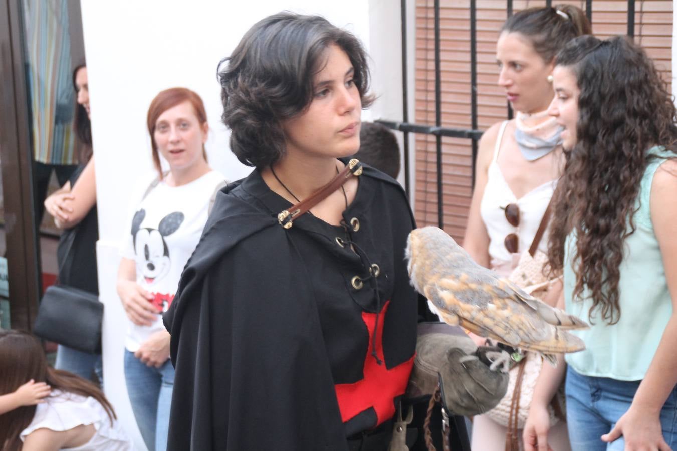 La participación popular fue nuevo protagonista del desfile teatralizado que anoche inauguró el grueso de la programación del XVI Festival Templario, invitando a propios y visitantes a revivir un pasado de leyenda, concretamente el siglo en el que La Orden del Temple marcó la vida de esta ciudad, en la que tuvo una de sus principales Encomiendas, siendo además el último reducto de Los Templarios en los reinos de España.La Asociación juvenil y cultural 'La Trouppe' estuvo al frente de la coordinación de dicho desfile que llenó de ambiente y animación las calles y plazas del centro histórico de Jerez de los Caballeros, llenas de público y engalanadas para la ocasión con pendones con la cruz templaria y otros elementos referentes a la cultura árabe que dejó su impronta en aquella época. Destacó la participación de más de 60 niñas que pusieron alegría con sus bailes a este pasacalle, junto a personajes fantásticos en zancos, la melodía de la Asociación Musical de Jerez de los Caballeros y la participación de asociaciones, como la del Belén 'Santa Ángela', Euexia Rural, además de los caballeros del campamento medieval a cargo de Cabalbur y de manera especial, la implicación de numerosos vecinos de todas las edades que desfilaron ataviados con indumentaria de la época dando vida a esta celebración.