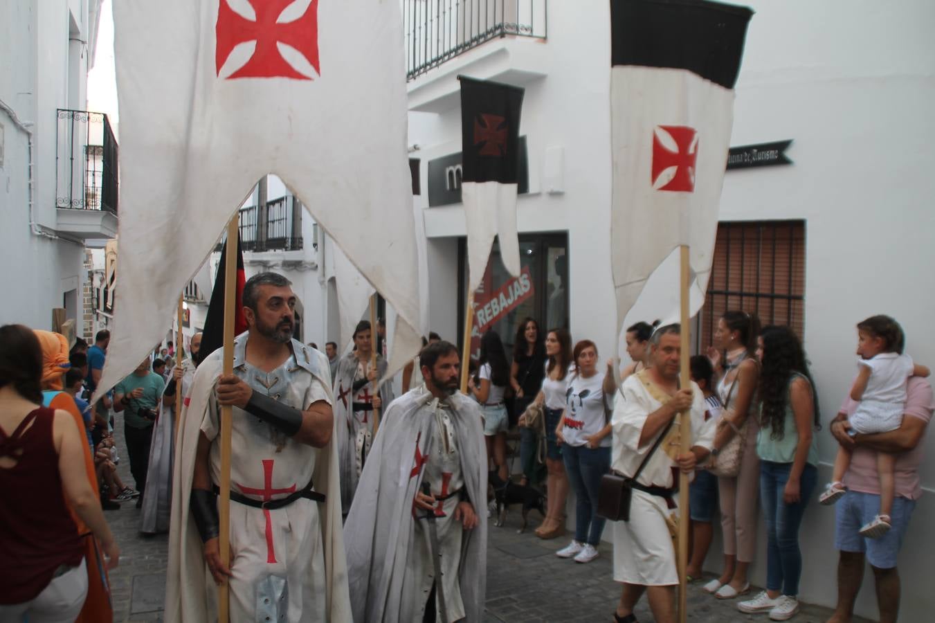La participación popular fue nuevo protagonista del desfile teatralizado que anoche inauguró el grueso de la programación del XVI Festival Templario, invitando a propios y visitantes a revivir un pasado de leyenda, concretamente el siglo en el que La Orden del Temple marcó la vida de esta ciudad, en la que tuvo una de sus principales Encomiendas, siendo además el último reducto de Los Templarios en los reinos de España.La Asociación juvenil y cultural 'La Trouppe' estuvo al frente de la coordinación de dicho desfile que llenó de ambiente y animación las calles y plazas del centro histórico de Jerez de los Caballeros, llenas de público y engalanadas para la ocasión con pendones con la cruz templaria y otros elementos referentes a la cultura árabe que dejó su impronta en aquella época. Destacó la participación de más de 60 niñas que pusieron alegría con sus bailes a este pasacalle, junto a personajes fantásticos en zancos, la melodía de la Asociación Musical de Jerez de los Caballeros y la participación de asociaciones, como la del Belén 'Santa Ángela', Euexia Rural, además de los caballeros del campamento medieval a cargo de Cabalbur y de manera especial, la implicación de numerosos vecinos de todas las edades que desfilaron ataviados con indumentaria de la época dando vida a esta celebración.