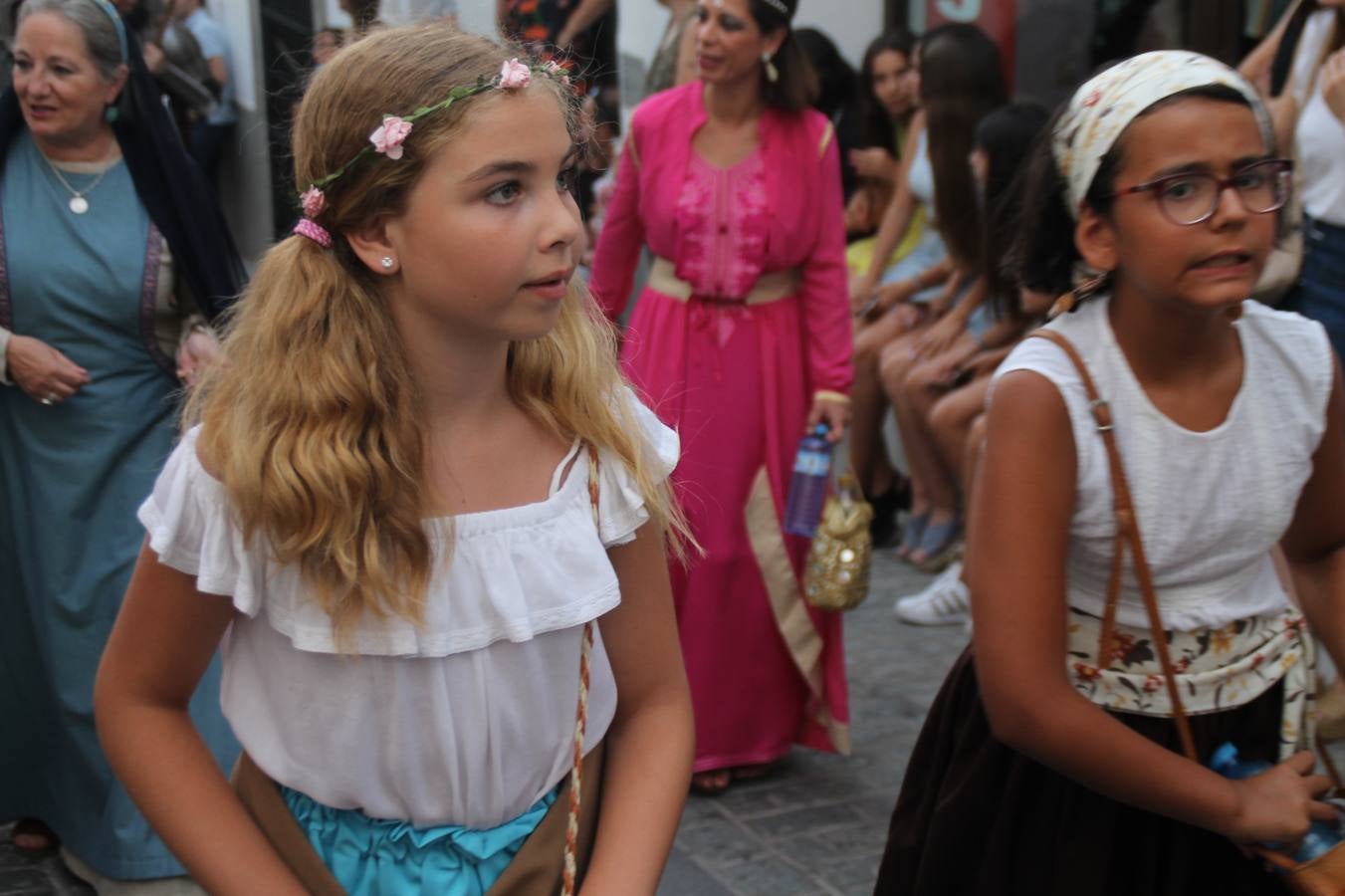 La participación popular fue nuevo protagonista del desfile teatralizado que anoche inauguró el grueso de la programación del XVI Festival Templario, invitando a propios y visitantes a revivir un pasado de leyenda, concretamente el siglo en el que La Orden del Temple marcó la vida de esta ciudad, en la que tuvo una de sus principales Encomiendas, siendo además el último reducto de Los Templarios en los reinos de España.La Asociación juvenil y cultural 'La Trouppe' estuvo al frente de la coordinación de dicho desfile que llenó de ambiente y animación las calles y plazas del centro histórico de Jerez de los Caballeros, llenas de público y engalanadas para la ocasión con pendones con la cruz templaria y otros elementos referentes a la cultura árabe que dejó su impronta en aquella época. Destacó la participación de más de 60 niñas que pusieron alegría con sus bailes a este pasacalle, junto a personajes fantásticos en zancos, la melodía de la Asociación Musical de Jerez de los Caballeros y la participación de asociaciones, como la del Belén 'Santa Ángela', Euexia Rural, además de los caballeros del campamento medieval a cargo de Cabalbur y de manera especial, la implicación de numerosos vecinos de todas las edades que desfilaron ataviados con indumentaria de la época dando vida a esta celebración.