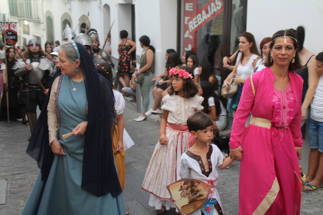 La participación popular fue nuevo protagonista del desfile teatralizado que anoche inauguró el grueso de la programación del XVI Festival Templario, invitando a propios y visitantes a revivir un pasado de leyenda, concretamente el siglo en el que La Orden del Temple marcó la vida de esta ciudad, en la que tuvo una de sus principales Encomiendas, siendo además el último reducto de Los Templarios en los reinos de España.La Asociación juvenil y cultural 'La Trouppe' estuvo al frente de la coordinación de dicho desfile que llenó de ambiente y animación las calles y plazas del centro histórico de Jerez de los Caballeros, llenas de público y engalanadas para la ocasión con pendones con la cruz templaria y otros elementos referentes a la cultura árabe que dejó su impronta en aquella época. Destacó la participación de más de 60 niñas que pusieron alegría con sus bailes a este pasacalle, junto a personajes fantásticos en zancos, la melodía de la Asociación Musical de Jerez de los Caballeros y la participación de asociaciones, como la del Belén 'Santa Ángela', Euexia Rural, además de los caballeros del campamento medieval a cargo de Cabalbur y de manera especial, la implicación de numerosos vecinos de todas las edades que desfilaron ataviados con indumentaria de la época dando vida a esta celebración.