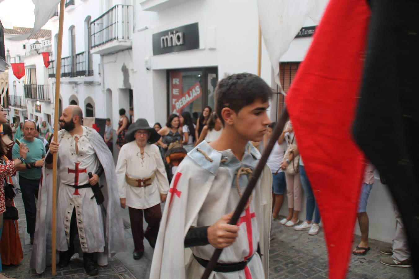 La participación popular fue nuevo protagonista del desfile teatralizado que anoche inauguró el grueso de la programación del XVI Festival Templario, invitando a propios y visitantes a revivir un pasado de leyenda, concretamente el siglo en el que La Orden del Temple marcó la vida de esta ciudad, en la que tuvo una de sus principales Encomiendas, siendo además el último reducto de Los Templarios en los reinos de España.La Asociación juvenil y cultural 'La Trouppe' estuvo al frente de la coordinación de dicho desfile que llenó de ambiente y animación las calles y plazas del centro histórico de Jerez de los Caballeros, llenas de público y engalanadas para la ocasión con pendones con la cruz templaria y otros elementos referentes a la cultura árabe que dejó su impronta en aquella época. Destacó la participación de más de 60 niñas que pusieron alegría con sus bailes a este pasacalle, junto a personajes fantásticos en zancos, la melodía de la Asociación Musical de Jerez de los Caballeros y la participación de asociaciones, como la del Belén 'Santa Ángela', Euexia Rural, además de los caballeros del campamento medieval a cargo de Cabalbur y de manera especial, la implicación de numerosos vecinos de todas las edades que desfilaron ataviados con indumentaria de la época dando vida a esta celebración.