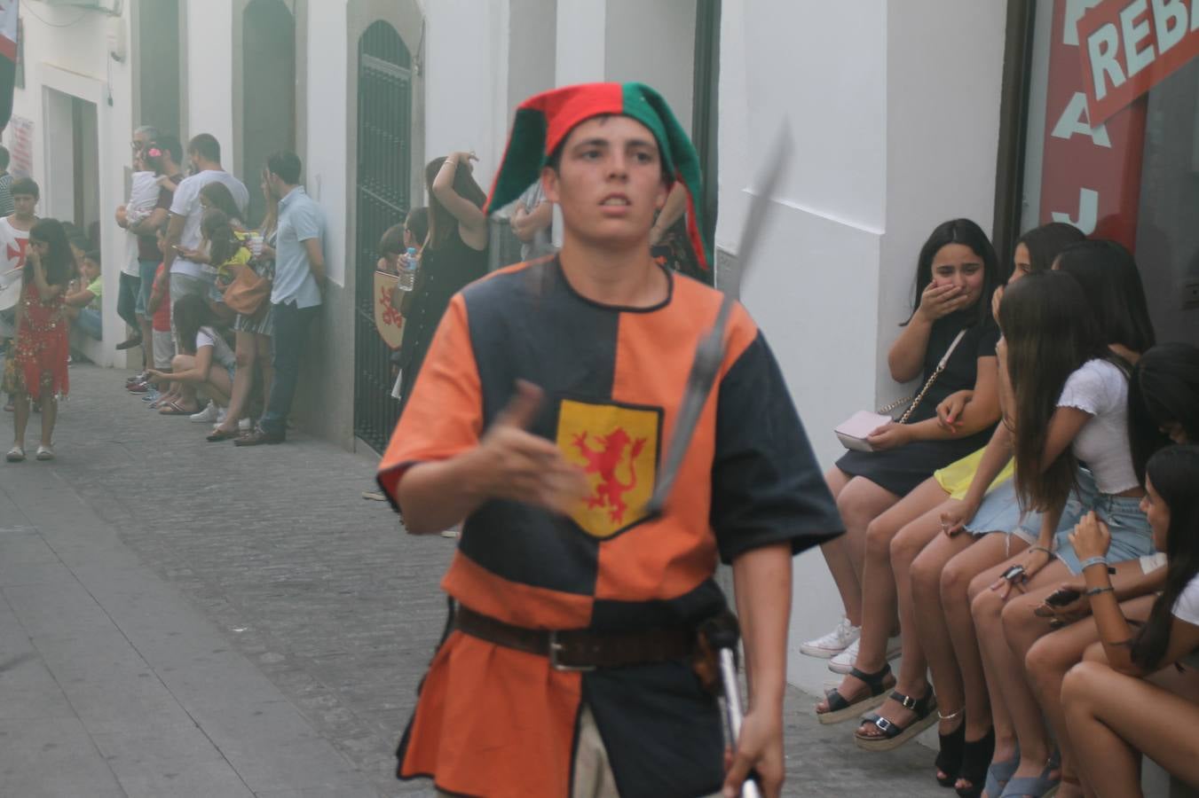 La participación popular fue nuevo protagonista del desfile teatralizado que anoche inauguró el grueso de la programación del XVI Festival Templario, invitando a propios y visitantes a revivir un pasado de leyenda, concretamente el siglo en el que La Orden del Temple marcó la vida de esta ciudad, en la que tuvo una de sus principales Encomiendas, siendo además el último reducto de Los Templarios en los reinos de España.La Asociación juvenil y cultural 'La Trouppe' estuvo al frente de la coordinación de dicho desfile que llenó de ambiente y animación las calles y plazas del centro histórico de Jerez de los Caballeros, llenas de público y engalanadas para la ocasión con pendones con la cruz templaria y otros elementos referentes a la cultura árabe que dejó su impronta en aquella época. Destacó la participación de más de 60 niñas que pusieron alegría con sus bailes a este pasacalle, junto a personajes fantásticos en zancos, la melodía de la Asociación Musical de Jerez de los Caballeros y la participación de asociaciones, como la del Belén 'Santa Ángela', Euexia Rural, además de los caballeros del campamento medieval a cargo de Cabalbur y de manera especial, la implicación de numerosos vecinos de todas las edades que desfilaron ataviados con indumentaria de la época dando vida a esta celebración.