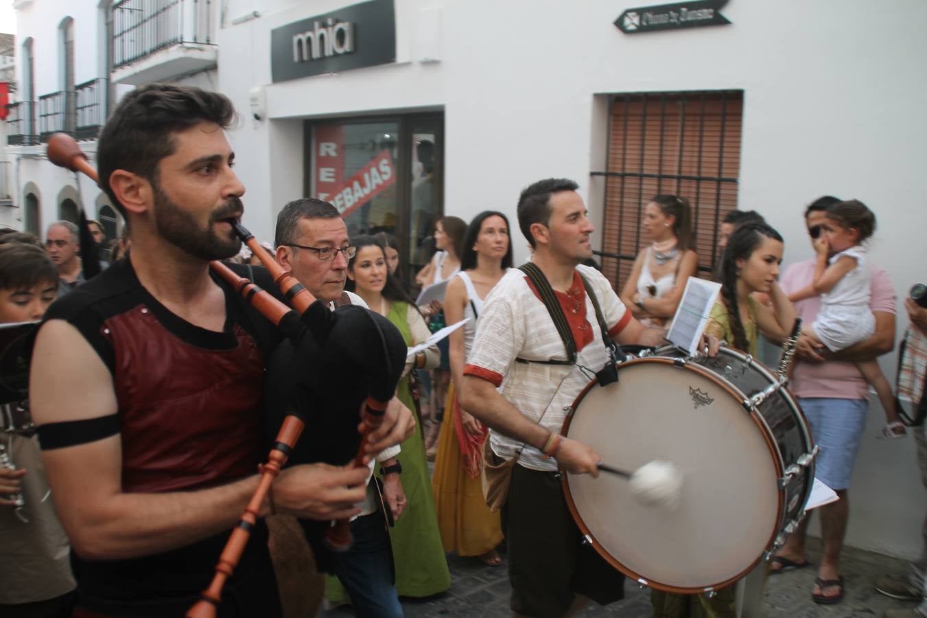 La participación popular fue nuevo protagonista del desfile teatralizado que anoche inauguró el grueso de la programación del XVI Festival Templario, invitando a propios y visitantes a revivir un pasado de leyenda, concretamente el siglo en el que La Orden del Temple marcó la vida de esta ciudad, en la que tuvo una de sus principales Encomiendas, siendo además el último reducto de Los Templarios en los reinos de España.La Asociación juvenil y cultural 'La Trouppe' estuvo al frente de la coordinación de dicho desfile que llenó de ambiente y animación las calles y plazas del centro histórico de Jerez de los Caballeros, llenas de público y engalanadas para la ocasión con pendones con la cruz templaria y otros elementos referentes a la cultura árabe que dejó su impronta en aquella época. Destacó la participación de más de 60 niñas que pusieron alegría con sus bailes a este pasacalle, junto a personajes fantásticos en zancos, la melodía de la Asociación Musical de Jerez de los Caballeros y la participación de asociaciones, como la del Belén 'Santa Ángela', Euexia Rural, además de los caballeros del campamento medieval a cargo de Cabalbur y de manera especial, la implicación de numerosos vecinos de todas las edades que desfilaron ataviados con indumentaria de la época dando vida a esta celebración.