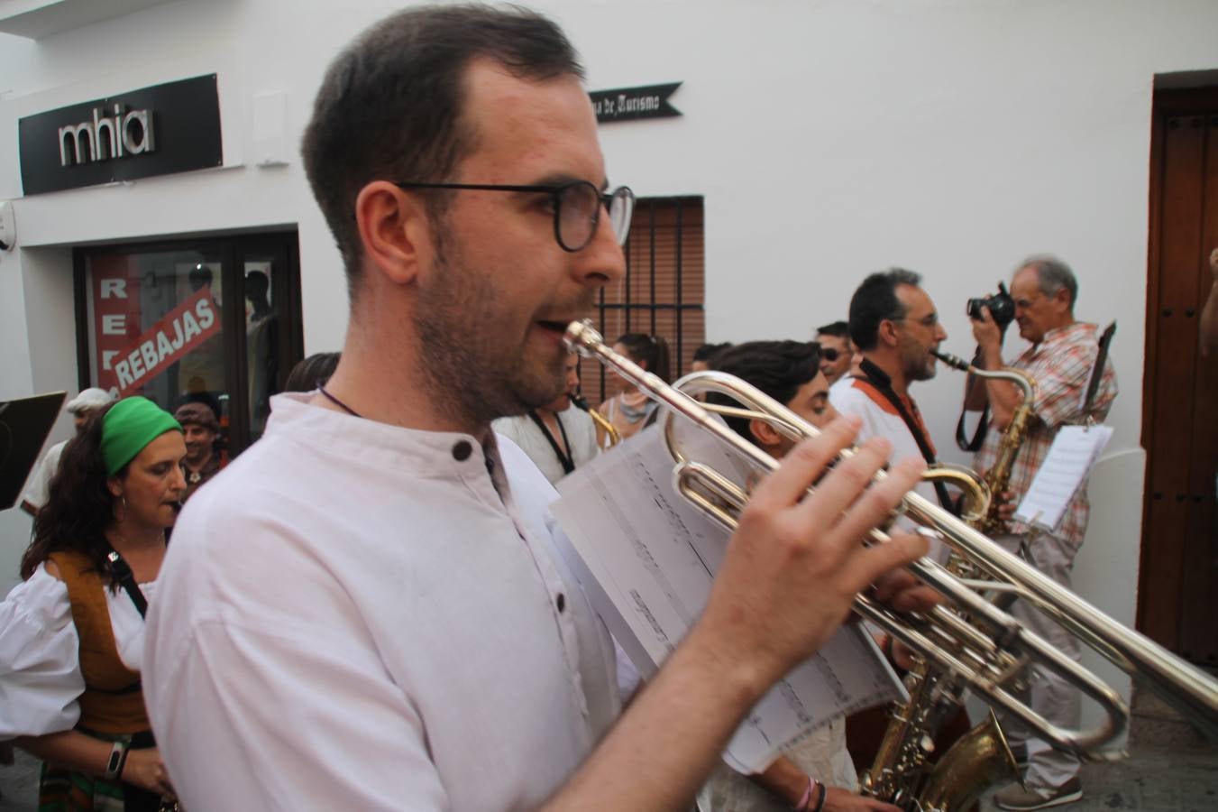 La participación popular fue nuevo protagonista del desfile teatralizado que anoche inauguró el grueso de la programación del XVI Festival Templario, invitando a propios y visitantes a revivir un pasado de leyenda, concretamente el siglo en el que La Orden del Temple marcó la vida de esta ciudad, en la que tuvo una de sus principales Encomiendas, siendo además el último reducto de Los Templarios en los reinos de España.La Asociación juvenil y cultural 'La Trouppe' estuvo al frente de la coordinación de dicho desfile que llenó de ambiente y animación las calles y plazas del centro histórico de Jerez de los Caballeros, llenas de público y engalanadas para la ocasión con pendones con la cruz templaria y otros elementos referentes a la cultura árabe que dejó su impronta en aquella época. Destacó la participación de más de 60 niñas que pusieron alegría con sus bailes a este pasacalle, junto a personajes fantásticos en zancos, la melodía de la Asociación Musical de Jerez de los Caballeros y la participación de asociaciones, como la del Belén 'Santa Ángela', Euexia Rural, además de los caballeros del campamento medieval a cargo de Cabalbur y de manera especial, la implicación de numerosos vecinos de todas las edades que desfilaron ataviados con indumentaria de la época dando vida a esta celebración.