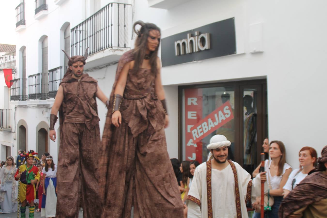 La participación popular fue nuevo protagonista del desfile teatralizado que anoche inauguró el grueso de la programación del XVI Festival Templario, invitando a propios y visitantes a revivir un pasado de leyenda, concretamente el siglo en el que La Orden del Temple marcó la vida de esta ciudad, en la que tuvo una de sus principales Encomiendas, siendo además el último reducto de Los Templarios en los reinos de España.La Asociación juvenil y cultural 'La Trouppe' estuvo al frente de la coordinación de dicho desfile que llenó de ambiente y animación las calles y plazas del centro histórico de Jerez de los Caballeros, llenas de público y engalanadas para la ocasión con pendones con la cruz templaria y otros elementos referentes a la cultura árabe que dejó su impronta en aquella época. Destacó la participación de más de 60 niñas que pusieron alegría con sus bailes a este pasacalle, junto a personajes fantásticos en zancos, la melodía de la Asociación Musical de Jerez de los Caballeros y la participación de asociaciones, como la del Belén 'Santa Ángela', Euexia Rural, además de los caballeros del campamento medieval a cargo de Cabalbur y de manera especial, la implicación de numerosos vecinos de todas las edades que desfilaron ataviados con indumentaria de la época dando vida a esta celebración.