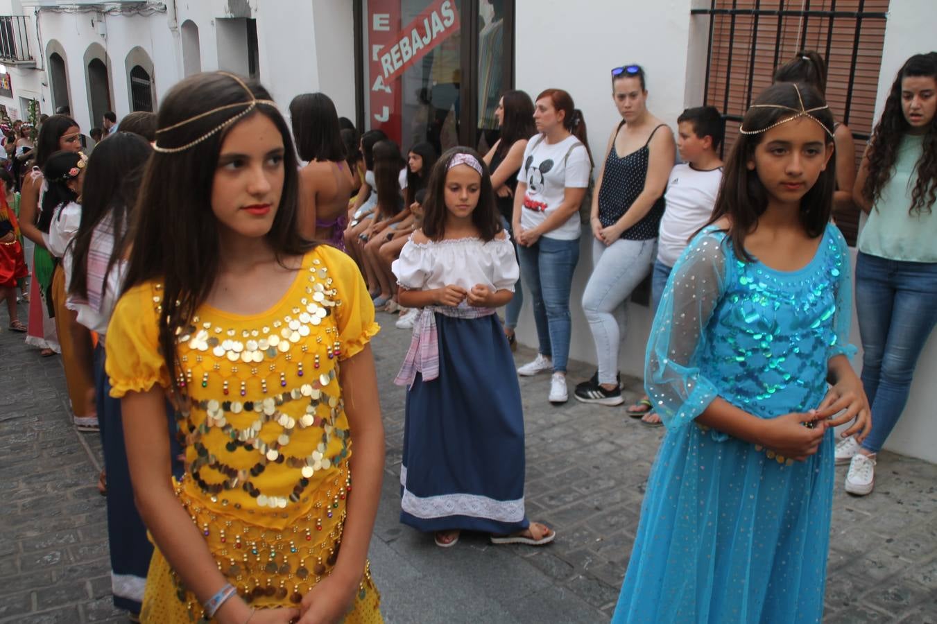 La participación popular fue nuevo protagonista del desfile teatralizado que anoche inauguró el grueso de la programación del XVI Festival Templario, invitando a propios y visitantes a revivir un pasado de leyenda, concretamente el siglo en el que La Orden del Temple marcó la vida de esta ciudad, en la que tuvo una de sus principales Encomiendas, siendo además el último reducto de Los Templarios en los reinos de España.La Asociación juvenil y cultural 'La Trouppe' estuvo al frente de la coordinación de dicho desfile que llenó de ambiente y animación las calles y plazas del centro histórico de Jerez de los Caballeros, llenas de público y engalanadas para la ocasión con pendones con la cruz templaria y otros elementos referentes a la cultura árabe que dejó su impronta en aquella época. Destacó la participación de más de 60 niñas que pusieron alegría con sus bailes a este pasacalle, junto a personajes fantásticos en zancos, la melodía de la Asociación Musical de Jerez de los Caballeros y la participación de asociaciones, como la del Belén 'Santa Ángela', Euexia Rural, además de los caballeros del campamento medieval a cargo de Cabalbur y de manera especial, la implicación de numerosos vecinos de todas las edades que desfilaron ataviados con indumentaria de la época dando vida a esta celebración.