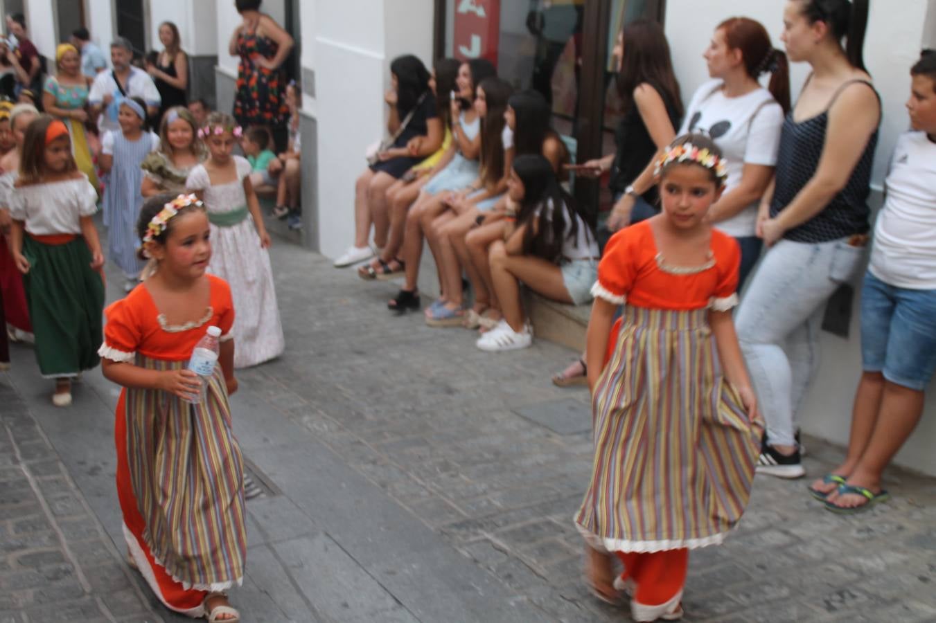 La participación popular fue nuevo protagonista del desfile teatralizado que anoche inauguró el grueso de la programación del XVI Festival Templario, invitando a propios y visitantes a revivir un pasado de leyenda, concretamente el siglo en el que La Orden del Temple marcó la vida de esta ciudad, en la que tuvo una de sus principales Encomiendas, siendo además el último reducto de Los Templarios en los reinos de España.La Asociación juvenil y cultural 'La Trouppe' estuvo al frente de la coordinación de dicho desfile que llenó de ambiente y animación las calles y plazas del centro histórico de Jerez de los Caballeros, llenas de público y engalanadas para la ocasión con pendones con la cruz templaria y otros elementos referentes a la cultura árabe que dejó su impronta en aquella época. Destacó la participación de más de 60 niñas que pusieron alegría con sus bailes a este pasacalle, junto a personajes fantásticos en zancos, la melodía de la Asociación Musical de Jerez de los Caballeros y la participación de asociaciones, como la del Belén 'Santa Ángela', Euexia Rural, además de los caballeros del campamento medieval a cargo de Cabalbur y de manera especial, la implicación de numerosos vecinos de todas las edades que desfilaron ataviados con indumentaria de la época dando vida a esta celebración.