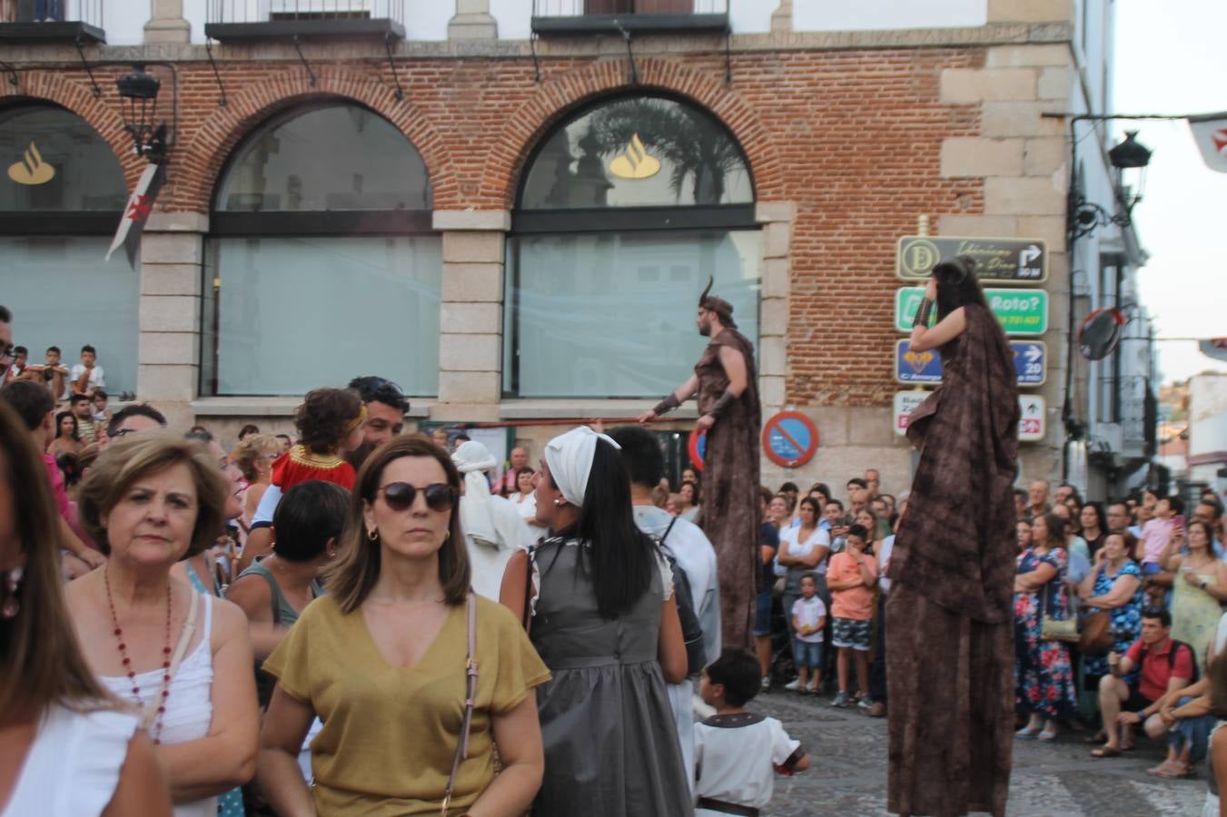 La participación popular fue nuevo protagonista del desfile teatralizado que anoche inauguró el grueso de la programación del XVI Festival Templario, invitando a propios y visitantes a revivir un pasado de leyenda, concretamente el siglo en el que La Orden del Temple marcó la vida de esta ciudad, en la que tuvo una de sus principales Encomiendas, siendo además el último reducto de Los Templarios en los reinos de España.La Asociación juvenil y cultural 'La Trouppe' estuvo al frente de la coordinación de dicho desfile que llenó de ambiente y animación las calles y plazas del centro histórico de Jerez de los Caballeros, llenas de público y engalanadas para la ocasión con pendones con la cruz templaria y otros elementos referentes a la cultura árabe que dejó su impronta en aquella época. Destacó la participación de más de 60 niñas que pusieron alegría con sus bailes a este pasacalle, junto a personajes fantásticos en zancos, la melodía de la Asociación Musical de Jerez de los Caballeros y la participación de asociaciones, como la del Belén 'Santa Ángela', Euexia Rural, además de los caballeros del campamento medieval a cargo de Cabalbur y de manera especial, la implicación de numerosos vecinos de todas las edades que desfilaron ataviados con indumentaria de la época dando vida a esta celebración.