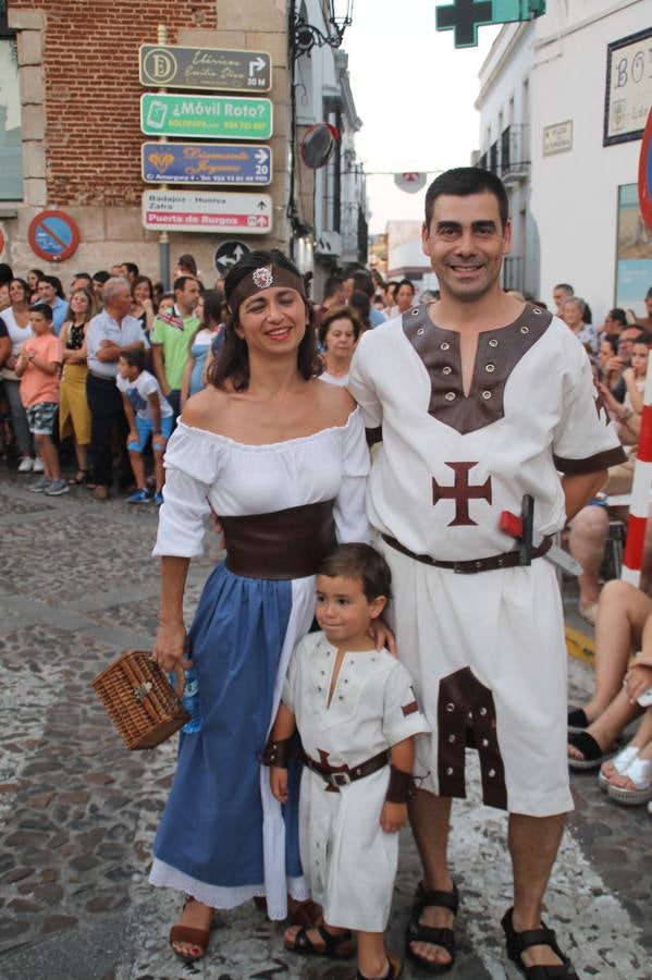 La participación popular fue nuevo protagonista del desfile teatralizado que anoche inauguró el grueso de la programación del XVI Festival Templario, invitando a propios y visitantes a revivir un pasado de leyenda, concretamente el siglo en el que La Orden del Temple marcó la vida de esta ciudad, en la que tuvo una de sus principales Encomiendas, siendo además el último reducto de Los Templarios en los reinos de España.La Asociación juvenil y cultural 'La Trouppe' estuvo al frente de la coordinación de dicho desfile que llenó de ambiente y animación las calles y plazas del centro histórico de Jerez de los Caballeros, llenas de público y engalanadas para la ocasión con pendones con la cruz templaria y otros elementos referentes a la cultura árabe que dejó su impronta en aquella época. Destacó la participación de más de 60 niñas que pusieron alegría con sus bailes a este pasacalle, junto a personajes fantásticos en zancos, la melodía de la Asociación Musical de Jerez de los Caballeros y la participación de asociaciones, como la del Belén 'Santa Ángela', Euexia Rural, además de los caballeros del campamento medieval a cargo de Cabalbur y de manera especial, la implicación de numerosos vecinos de todas las edades que desfilaron ataviados con indumentaria de la época dando vida a esta celebración.