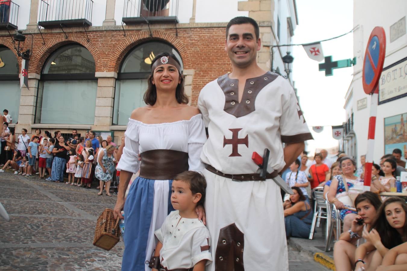 La participación popular fue nuevo protagonista del desfile teatralizado que anoche inauguró el grueso de la programación del XVI Festival Templario, invitando a propios y visitantes a revivir un pasado de leyenda, concretamente el siglo en el que La Orden del Temple marcó la vida de esta ciudad, en la que tuvo una de sus principales Encomiendas, siendo además el último reducto de Los Templarios en los reinos de España.La Asociación juvenil y cultural 'La Trouppe' estuvo al frente de la coordinación de dicho desfile que llenó de ambiente y animación las calles y plazas del centro histórico de Jerez de los Caballeros, llenas de público y engalanadas para la ocasión con pendones con la cruz templaria y otros elementos referentes a la cultura árabe que dejó su impronta en aquella época. Destacó la participación de más de 60 niñas que pusieron alegría con sus bailes a este pasacalle, junto a personajes fantásticos en zancos, la melodía de la Asociación Musical de Jerez de los Caballeros y la participación de asociaciones, como la del Belén 'Santa Ángela', Euexia Rural, además de los caballeros del campamento medieval a cargo de Cabalbur y de manera especial, la implicación de numerosos vecinos de todas las edades que desfilaron ataviados con indumentaria de la época dando vida a esta celebración.