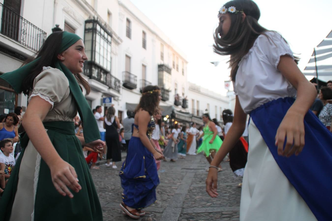 La participación popular fue nuevo protagonista del desfile teatralizado que anoche inauguró el grueso de la programación del XVI Festival Templario, invitando a propios y visitantes a revivir un pasado de leyenda, concretamente el siglo en el que La Orden del Temple marcó la vida de esta ciudad, en la que tuvo una de sus principales Encomiendas, siendo además el último reducto de Los Templarios en los reinos de España.La Asociación juvenil y cultural 'La Trouppe' estuvo al frente de la coordinación de dicho desfile que llenó de ambiente y animación las calles y plazas del centro histórico de Jerez de los Caballeros, llenas de público y engalanadas para la ocasión con pendones con la cruz templaria y otros elementos referentes a la cultura árabe que dejó su impronta en aquella época. Destacó la participación de más de 60 niñas que pusieron alegría con sus bailes a este pasacalle, junto a personajes fantásticos en zancos, la melodía de la Asociación Musical de Jerez de los Caballeros y la participación de asociaciones, como la del Belén 'Santa Ángela', Euexia Rural, además de los caballeros del campamento medieval a cargo de Cabalbur y de manera especial, la implicación de numerosos vecinos de todas las edades que desfilaron ataviados con indumentaria de la época dando vida a esta celebración.