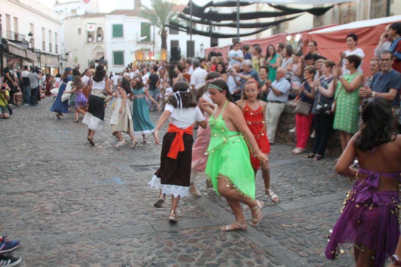 La participación popular fue nuevo protagonista del desfile teatralizado que anoche inauguró el grueso de la programación del XVI Festival Templario, invitando a propios y visitantes a revivir un pasado de leyenda, concretamente el siglo en el que La Orden del Temple marcó la vida de esta ciudad, en la que tuvo una de sus principales Encomiendas, siendo además el último reducto de Los Templarios en los reinos de España.La Asociación juvenil y cultural 'La Trouppe' estuvo al frente de la coordinación de dicho desfile que llenó de ambiente y animación las calles y plazas del centro histórico de Jerez de los Caballeros, llenas de público y engalanadas para la ocasión con pendones con la cruz templaria y otros elementos referentes a la cultura árabe que dejó su impronta en aquella época. Destacó la participación de más de 60 niñas que pusieron alegría con sus bailes a este pasacalle, junto a personajes fantásticos en zancos, la melodía de la Asociación Musical de Jerez de los Caballeros y la participación de asociaciones, como la del Belén 'Santa Ángela', Euexia Rural, además de los caballeros del campamento medieval a cargo de Cabalbur y de manera especial, la implicación de numerosos vecinos de todas las edades que desfilaron ataviados con indumentaria de la época dando vida a esta celebración.