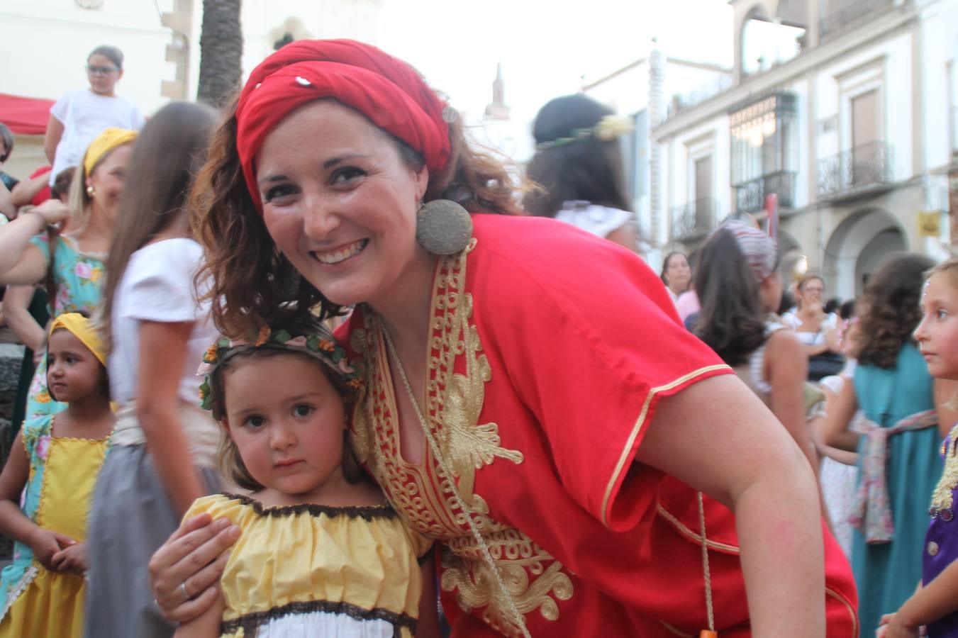 La participación popular fue nuevo protagonista del desfile teatralizado que anoche inauguró el grueso de la programación del XVI Festival Templario, invitando a propios y visitantes a revivir un pasado de leyenda, concretamente el siglo en el que La Orden del Temple marcó la vida de esta ciudad, en la que tuvo una de sus principales Encomiendas, siendo además el último reducto de Los Templarios en los reinos de España.La Asociación juvenil y cultural 'La Trouppe' estuvo al frente de la coordinación de dicho desfile que llenó de ambiente y animación las calles y plazas del centro histórico de Jerez de los Caballeros, llenas de público y engalanadas para la ocasión con pendones con la cruz templaria y otros elementos referentes a la cultura árabe que dejó su impronta en aquella época. Destacó la participación de más de 60 niñas que pusieron alegría con sus bailes a este pasacalle, junto a personajes fantásticos en zancos, la melodía de la Asociación Musical de Jerez de los Caballeros y la participación de asociaciones, como la del Belén 'Santa Ángela', Euexia Rural, además de los caballeros del campamento medieval a cargo de Cabalbur y de manera especial, la implicación de numerosos vecinos de todas las edades que desfilaron ataviados con indumentaria de la época dando vida a esta celebración.